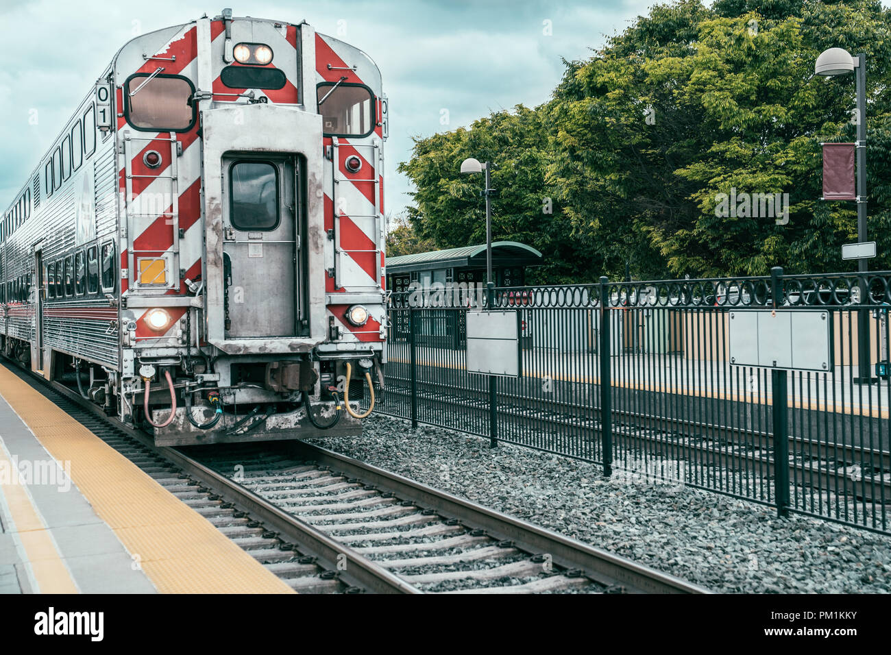 Der Zug hielt auf der Eisenbahn in einem Bahnhof in San Francisco der Vereinigten Staaten. Stockfoto