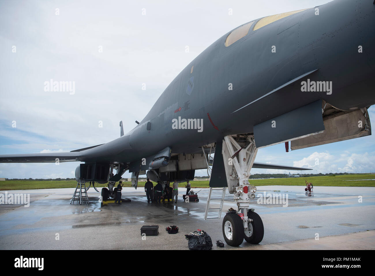 Ein US Air Force B-1 B durchläuft nach dem Flug Kontrollen bei der Andersen Air Force Base, Guam, in Vorbereitung auf die Übung Valiant Shield 18, Sept. 15, 2018. Valiant Shield ist eine Biennale, nur in den USA, Field Training mit Fokus auf die Integration der gemeinsamen Ausbildung der US-Streitkräfte. (U.S. Air Force Foto von älteren Flieger Zachary Bumpus) Stockfoto