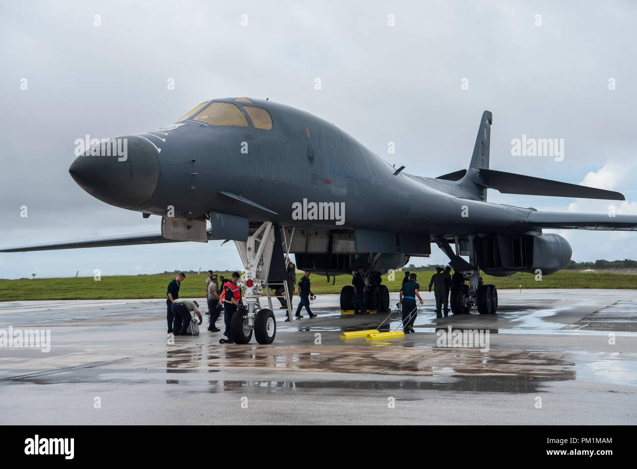Ein US Air Force B-1 B durchläuft nach dem Flug Kontrollen bei der Andersen Air Force Base, Guam, in Vorbereitung auf die Übung Valiant Shield 18, Sept. 15, 2018. Valiant Shield ist eine Biennale, nur in den USA, Field Training mit Fokus auf die Integration der gemeinsamen Ausbildung der US-Streitkräfte. (U.S. Air Force Foto von älteren Flieger Zachary Bumpus) Stockfoto