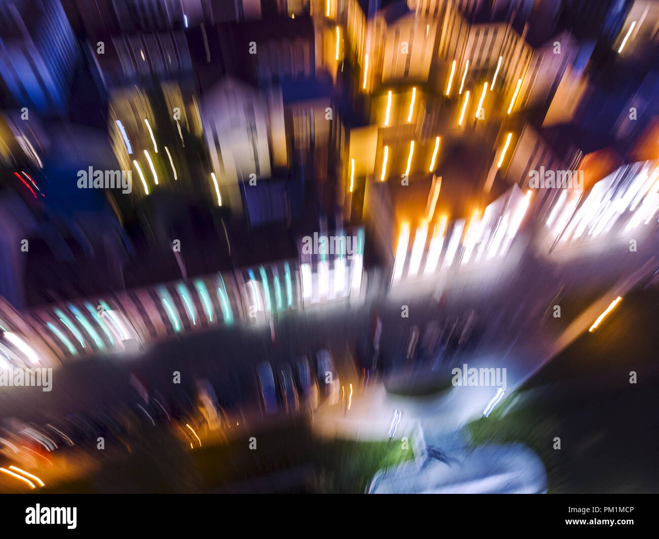Abstrakte defokussierten Sicht der Nacht Stadt. Drone ist Landung. verschwommene Bewegung Stockfoto