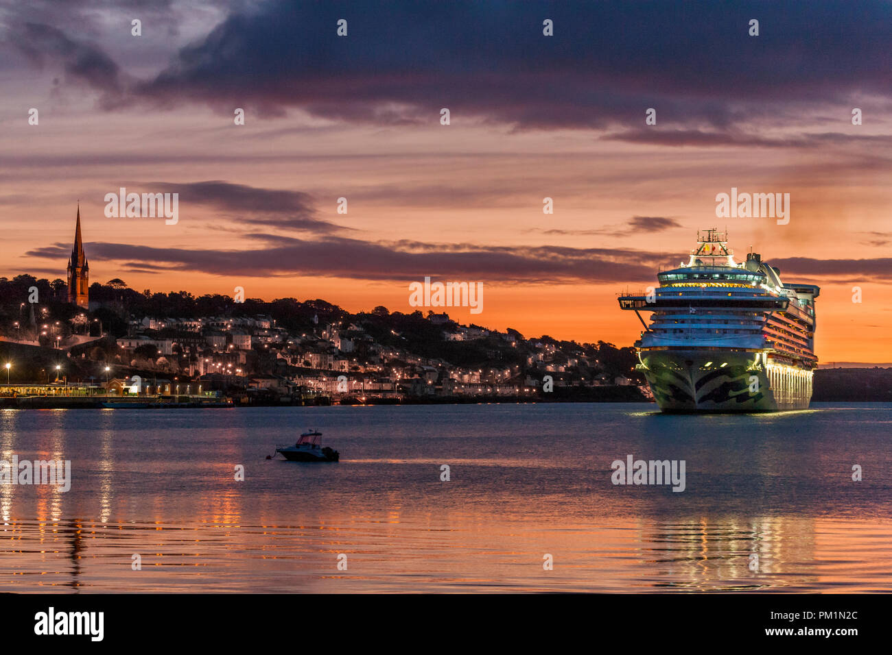 Cobh. Irland. 12. September 2017. Kreuzfahrtschiff Karibik Prinzessin trifft in der Morgendämmerung für ihre abschließenden Besuch der Jahreszeit zu Cobh Cork. Stockfoto