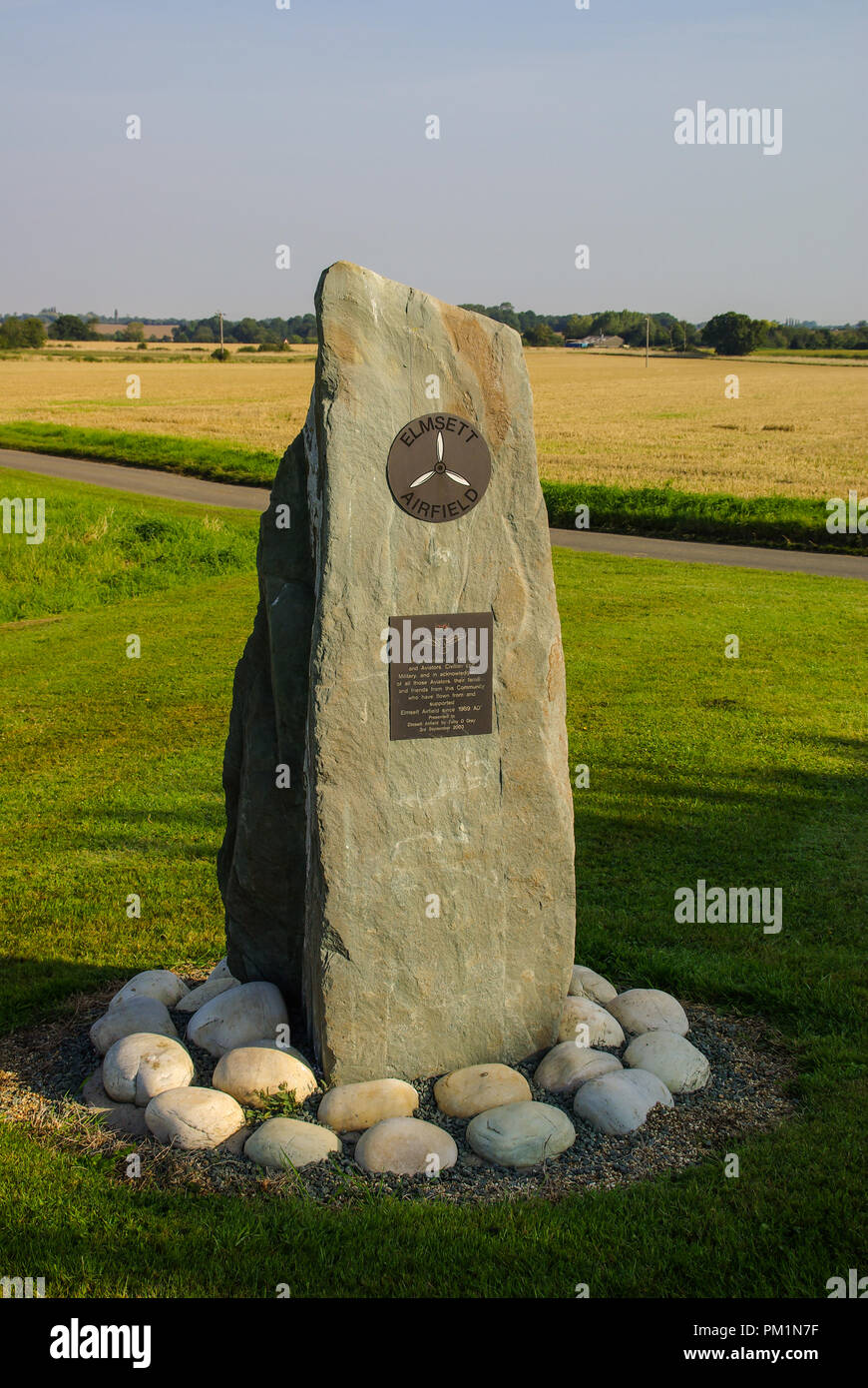 Standing Stone Memorial zum Gedenken an elmsett Flugplatz in der Feier des Luftfahrt- und Flieger, die zivilen und militärischen, Familien und Freunde. Plakette Stockfoto