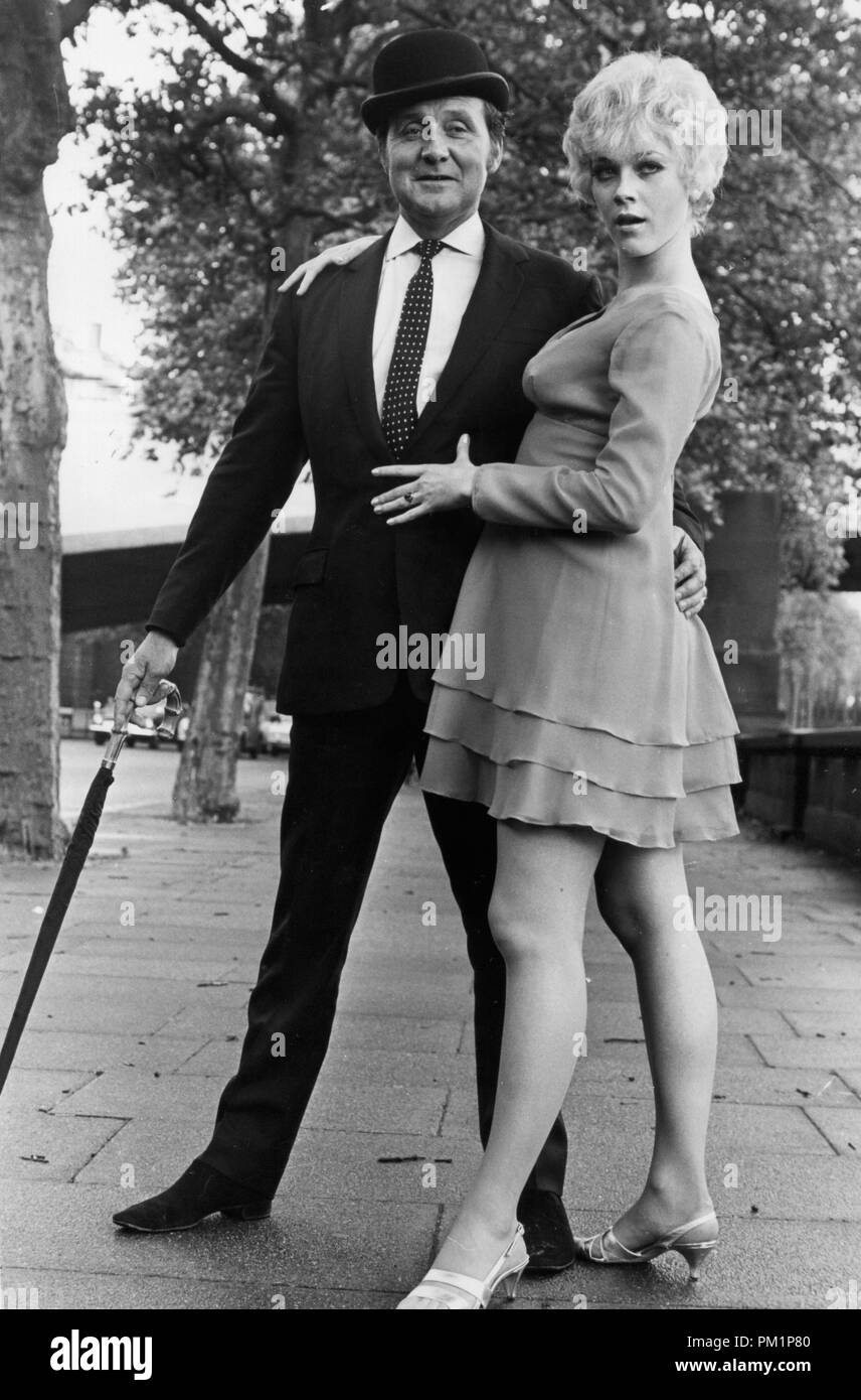 Patrick MacNee und seinen dritten Partner, Linda Thorson, aus der TV-Serie, "The Avengers" 1968. © GFS/Hollywood Archiv - Alle Rechte vorbehalten Datei Referenz Nr. 1297 005 THA Stockfoto