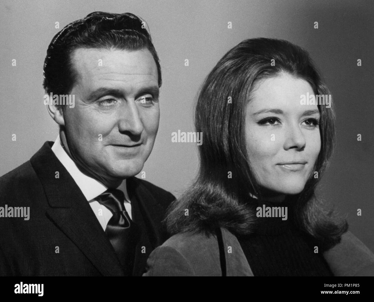 Patrick Macnee und Diana Rigg, seiner zweiten Partner aus der TV-Serie, "The Avengers" 1966. © GFS/Hollywood Archiv - Alle Rechte vorbehalten Datei Referenz Nr. 1297 007 THA Stockfoto