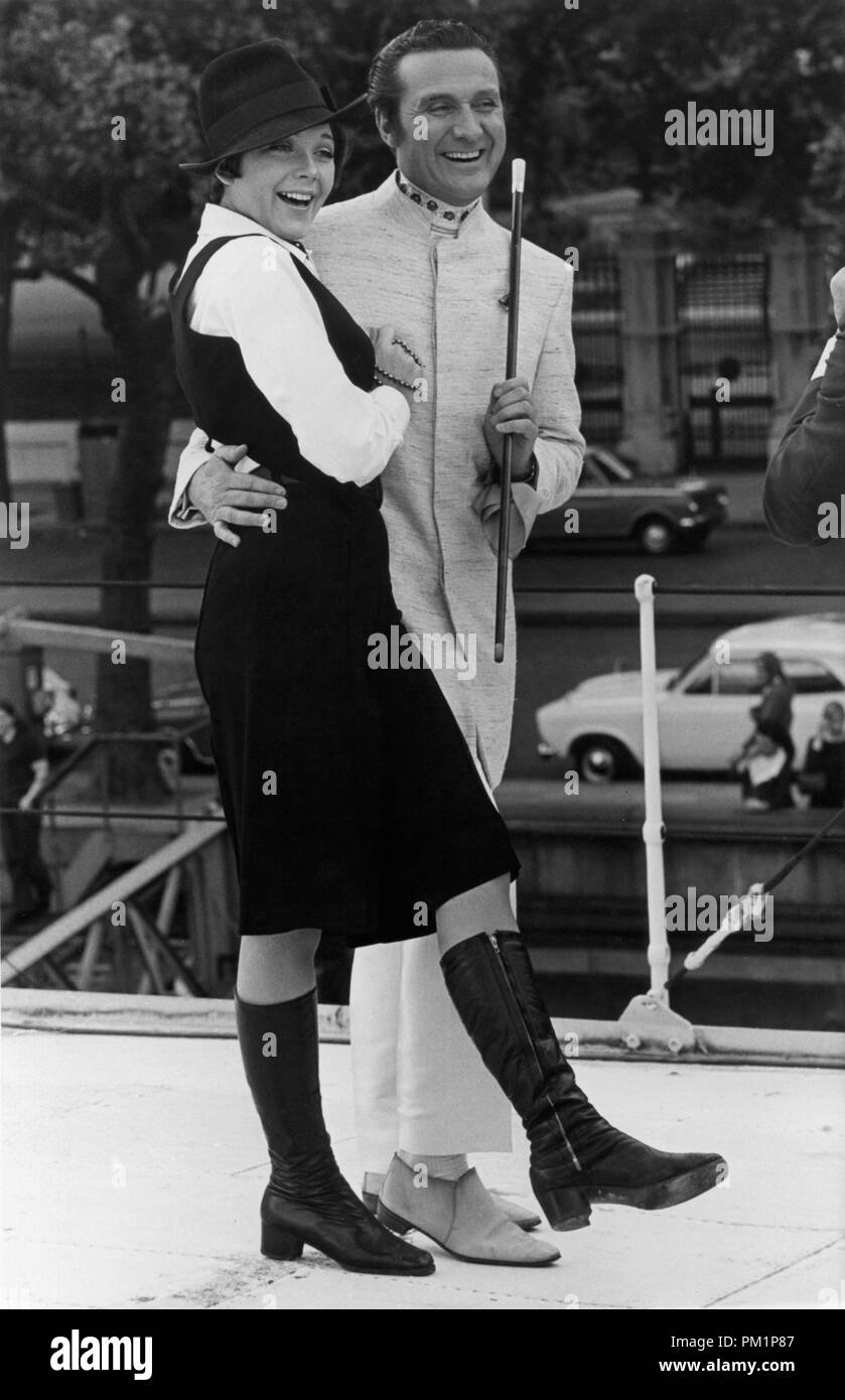 Patrick MacNee und seinen dritten Partner, Linda Thorson, aus der TV-Serie, "The Avengers" 1968. © GFS/Hollywood Archiv - Alle Rechte vorbehalten Datei Referenz Nr. 1297 009 THA Stockfoto