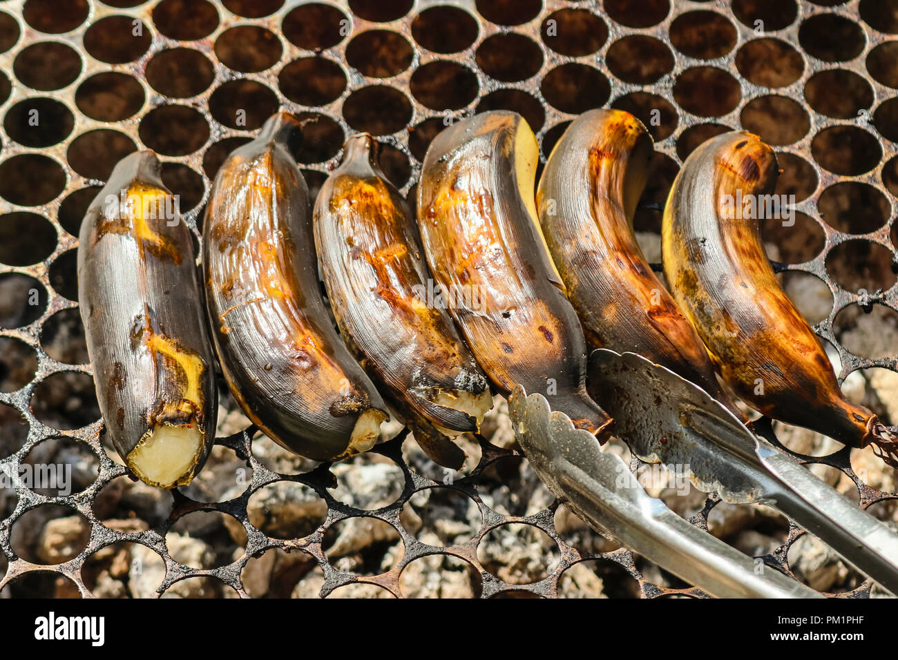 Banane gebraten auf das Feuer, Dessert nach dem Grill. Stockfoto