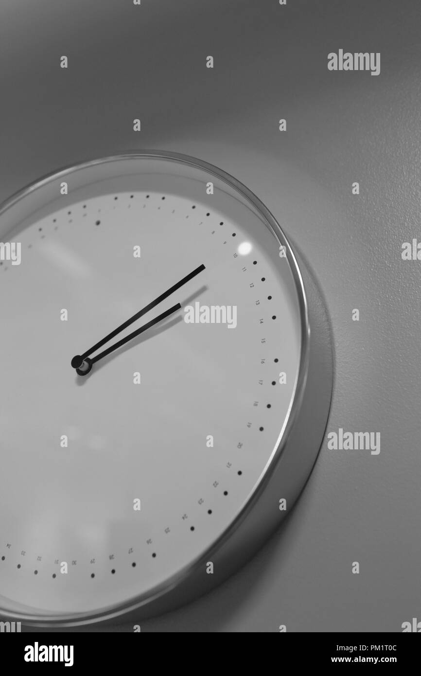 Runde Wanduhr im modernen Stil Schwarz und Weiß Stockfoto