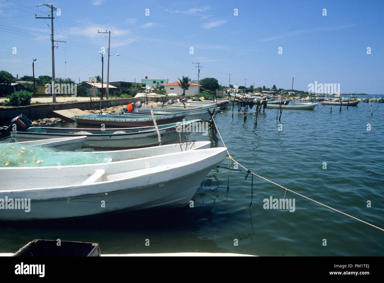 Die Fischerboote, die frischen Krabben und Austern und Fische in Chiapas Mexiko fangen mit den Puerto Arista Hafen. Stockfoto