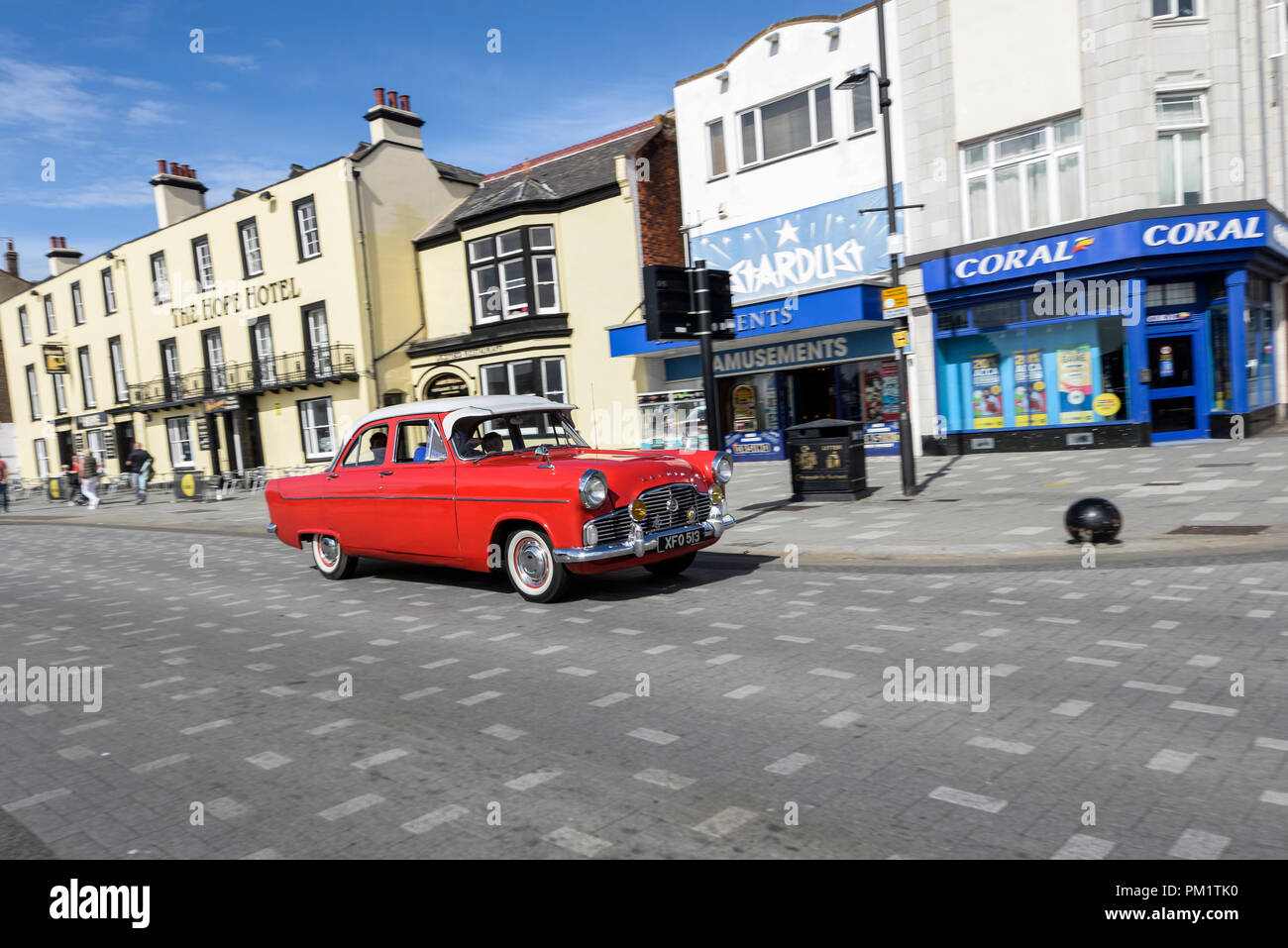 Classic Ford Zephyr Limousine fahren auf der Marine Parade, Southend On Sea, Essex, direkt am Meer. Stardust Vergnügungen. Rote Fahrzeug Stockfoto