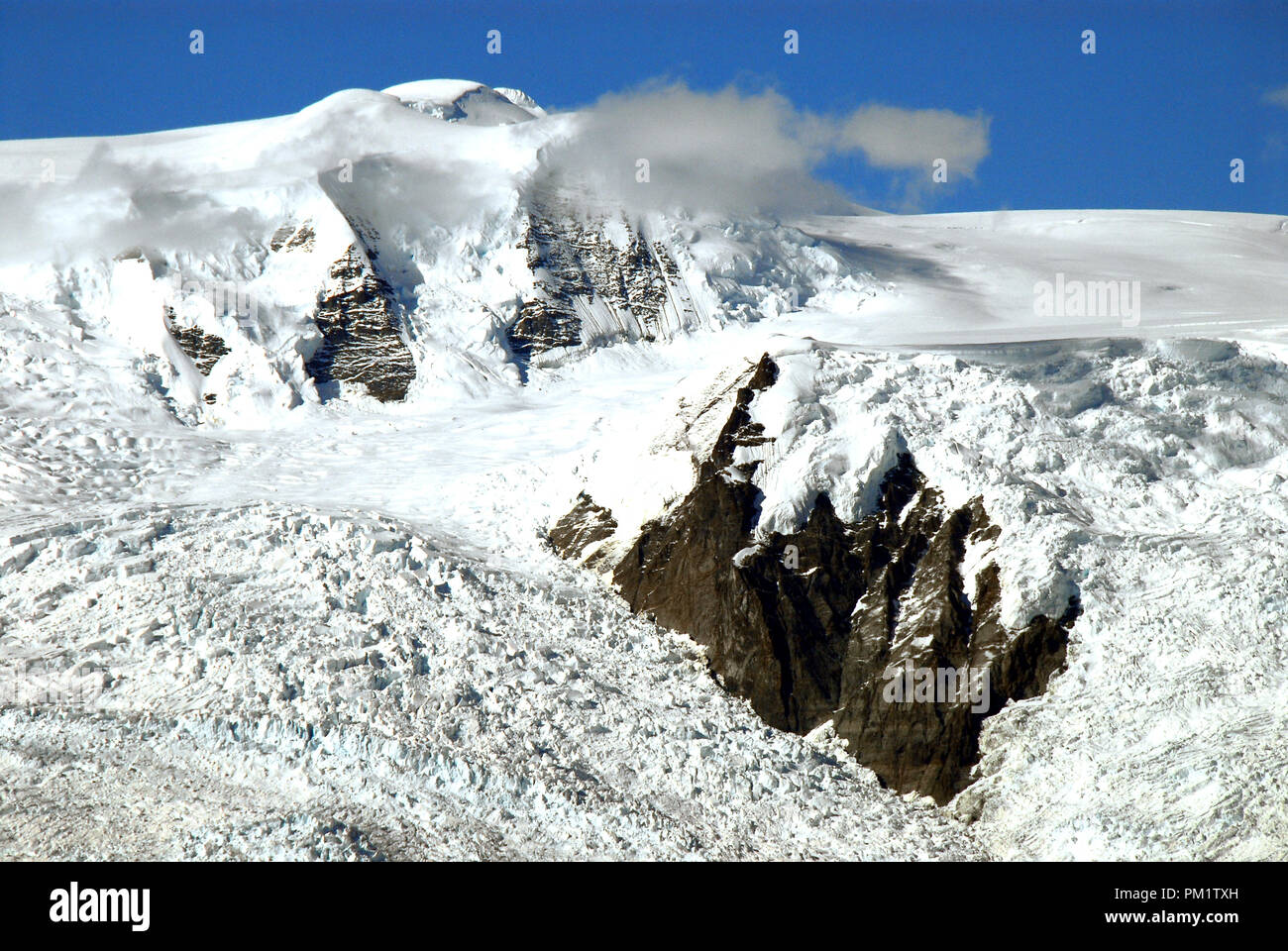 Überblick über eine schöne verschneite Berggipfel in der Wrangell-Saint Elias National Park in Alaska, USA Stockfoto