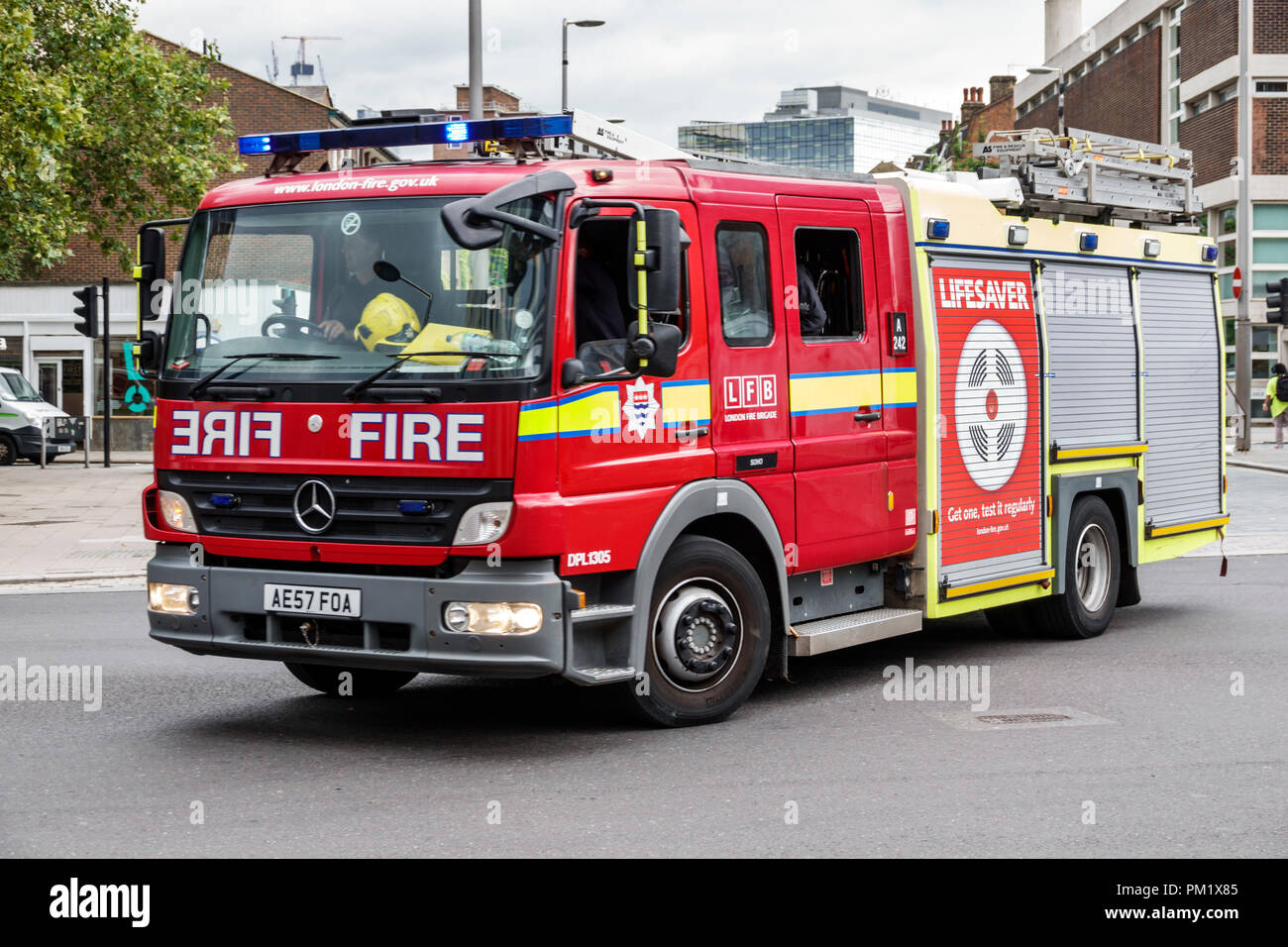 London England, Großbritannien, South Bank, LFB Feuerwehrauto-LKW-Notfahrzeug, umgekehrte rückwärts-Beschriftung, rot, Großbritannien GB Englisch Europa, UK180814050 Stockfoto