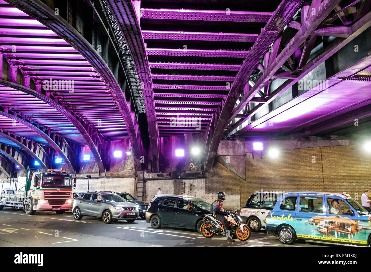 London England, Großbritannien, South Bank, Lambeth, Westminster Road Tunnel Unterführung, Beleuchtungsanlage, Auto, LKW, Motorrad, Verkehrsstau, lila, GB Stockfoto