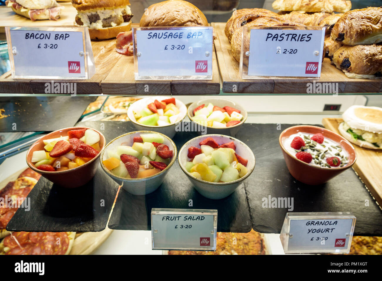 London England, Großbritannien, Großbritannien, South Bank, illy Caffe, italienisches Café, Café, Lebensmittelverkauf, Frühstücksspeck-Wurstsandwich, Pastr Stockfoto