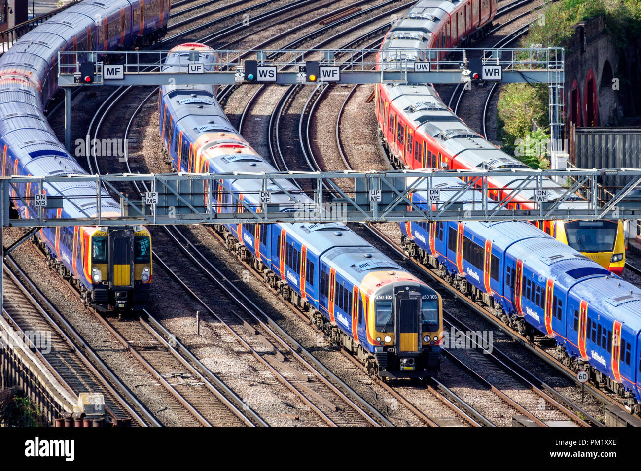 London England, Großbritannien, Großbritannien, South Bank, Lambeth, London Waterloo, nahender Bahnhof, South Western Railway, National Rail networ Stockfoto