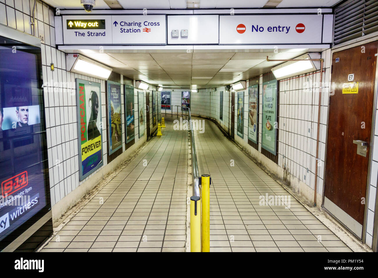 London England, Großbritannien, Charing Cross U-Bahn U-Bahn U-Bahn-U-Bahn-U-Bahn-U-Bahn, innen, Austrittsflur, Schild, Werbeplakat, leer, UK GB E Stockfoto