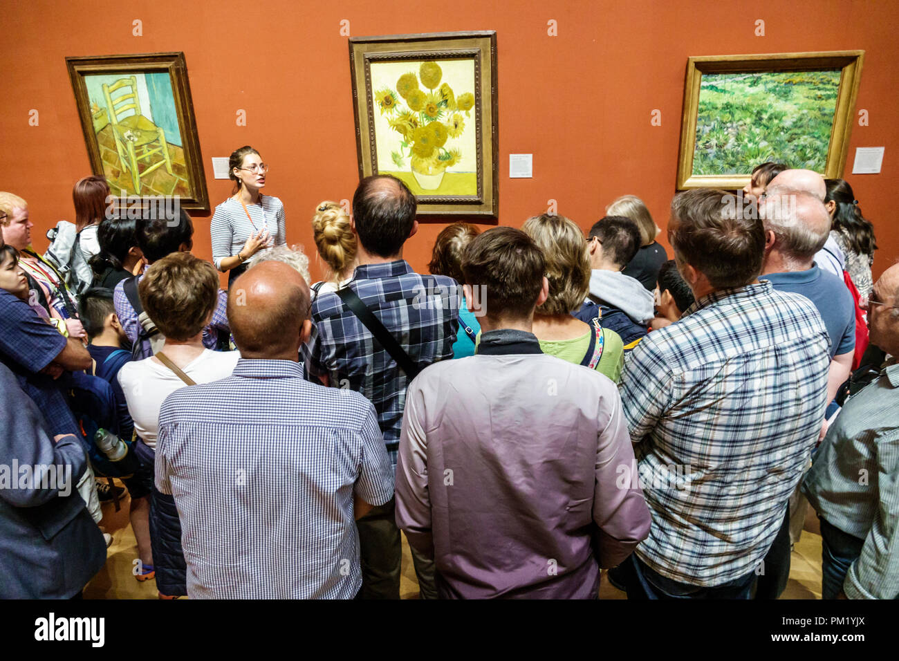 London England, Großbritannien, Trafalgar Square, die Nationalgalerie, Kunstmuseum, innen, Gemälde, Vincent van Gogh, Sonnenblumen, Stuhl, langes Gras mit Schmetterlingen Stockfoto