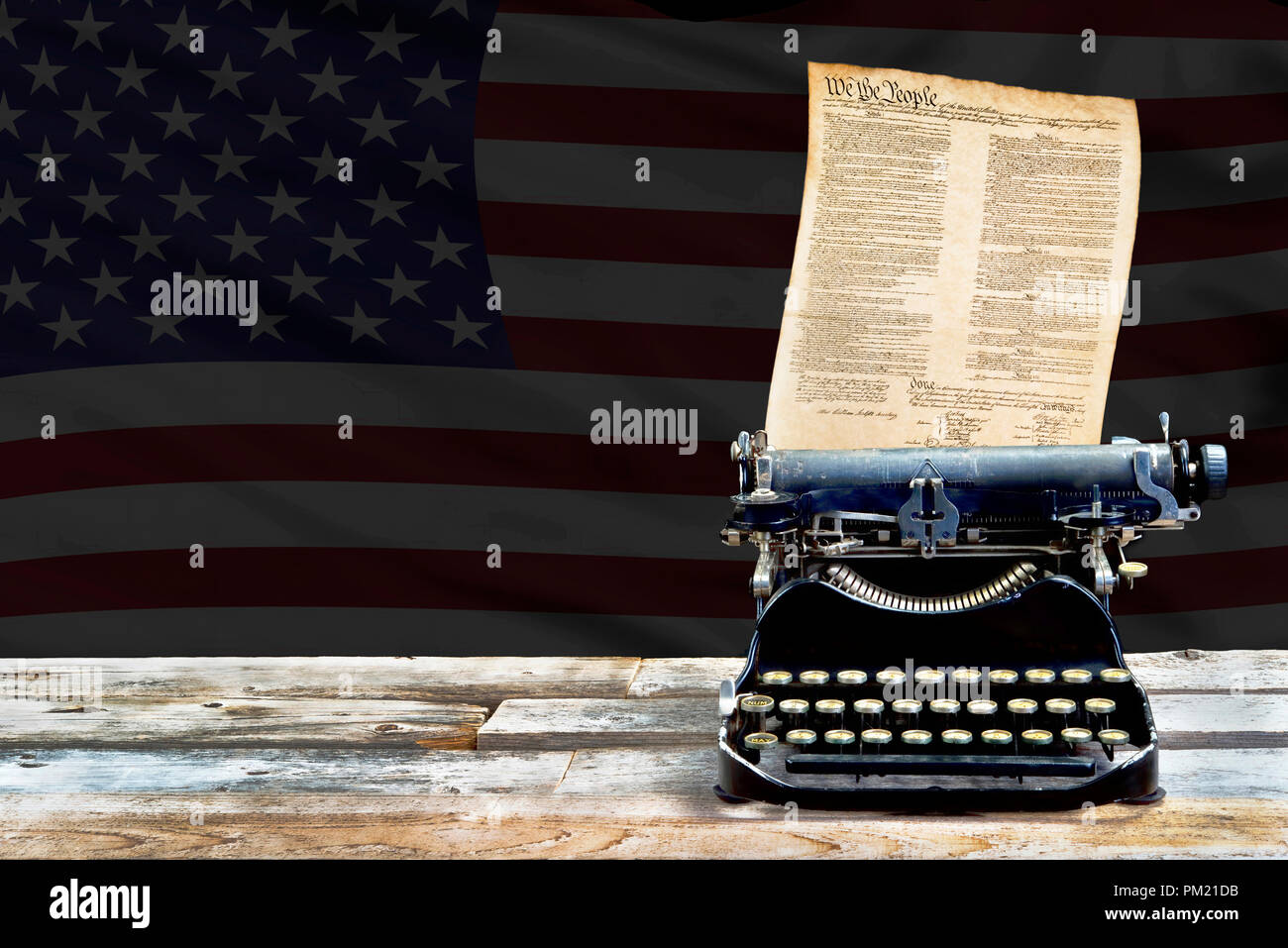 Antike portable typewritter im Jahre 1917 mit der amerikanischen Verfassung mit Raum für Ihre Art. Stockfoto