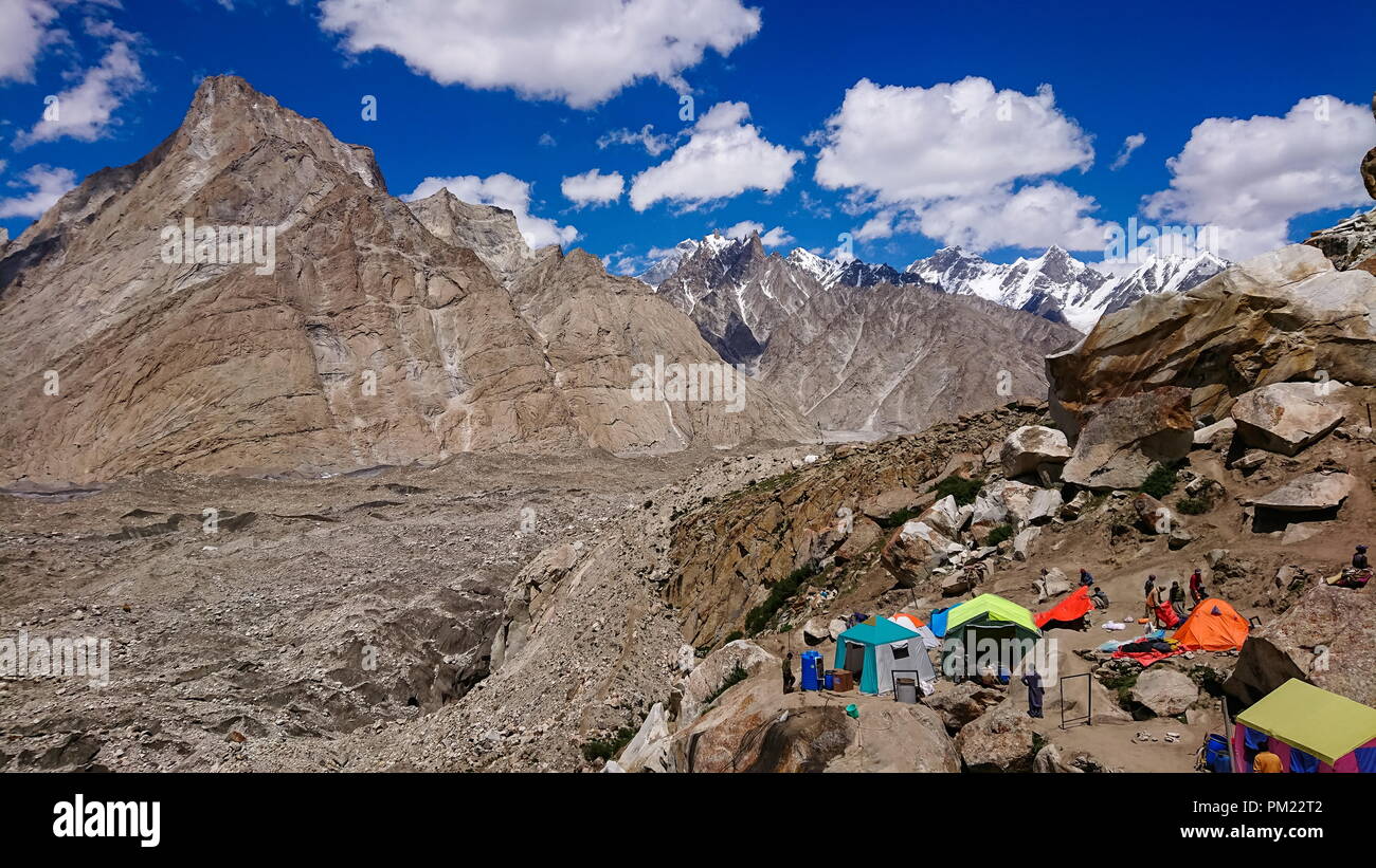 Camping Zelten in Urdukas Camp, Baltoro Gletscher, Broadpeak Berg, K2 Base Camp, Pakistan Stockfoto