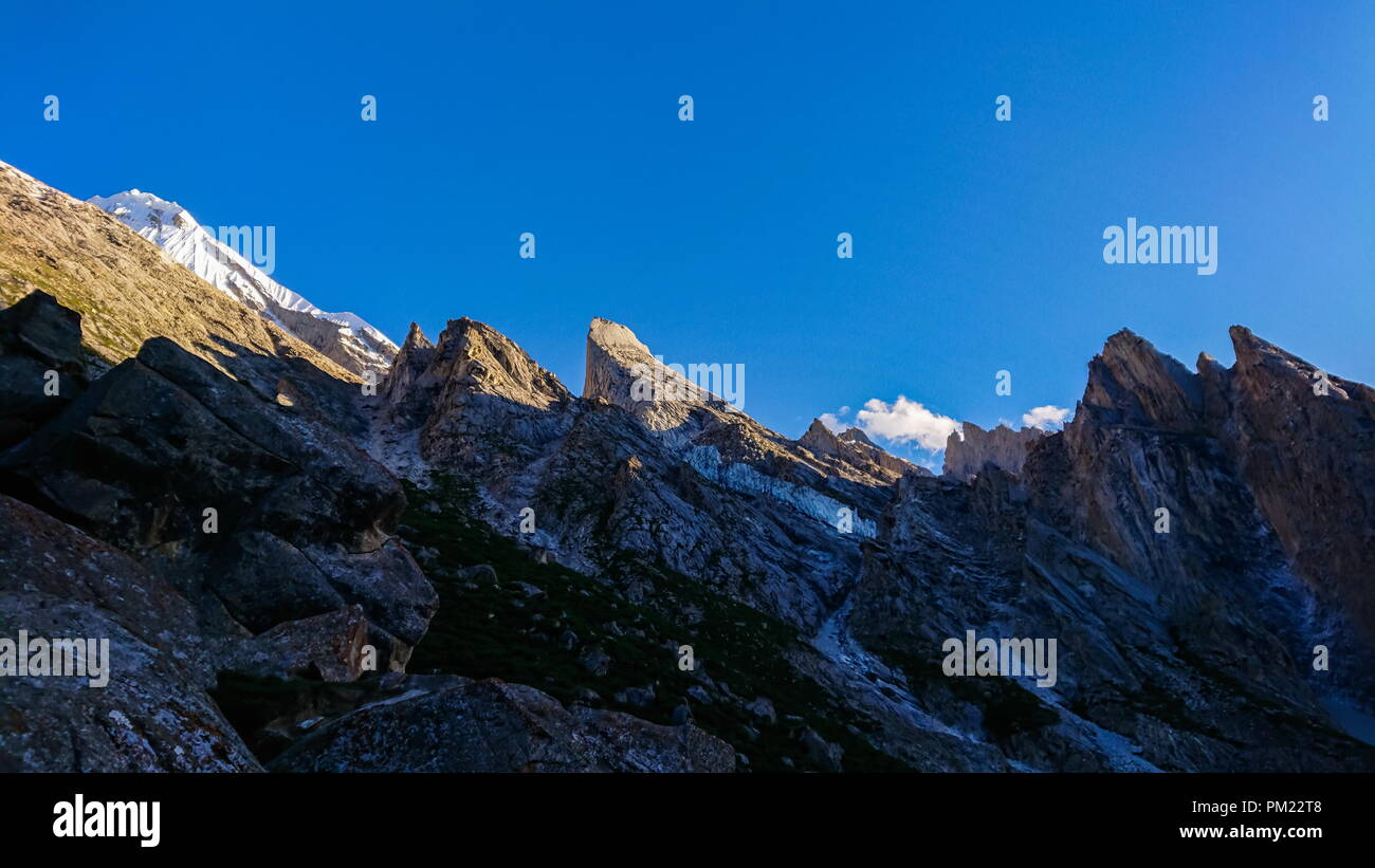 Schöne Landschaft von Laila Gondogoro Peak und Gletscher Karakorum Berg im Sommer, Khuspang Camp, K2 trek, Pakistan. Stockfoto