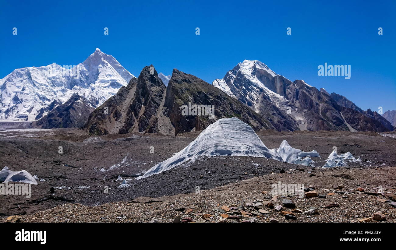 K2 und Broad Peak von Concordia im Karakorum-gebirge in Pakistan Stockfoto