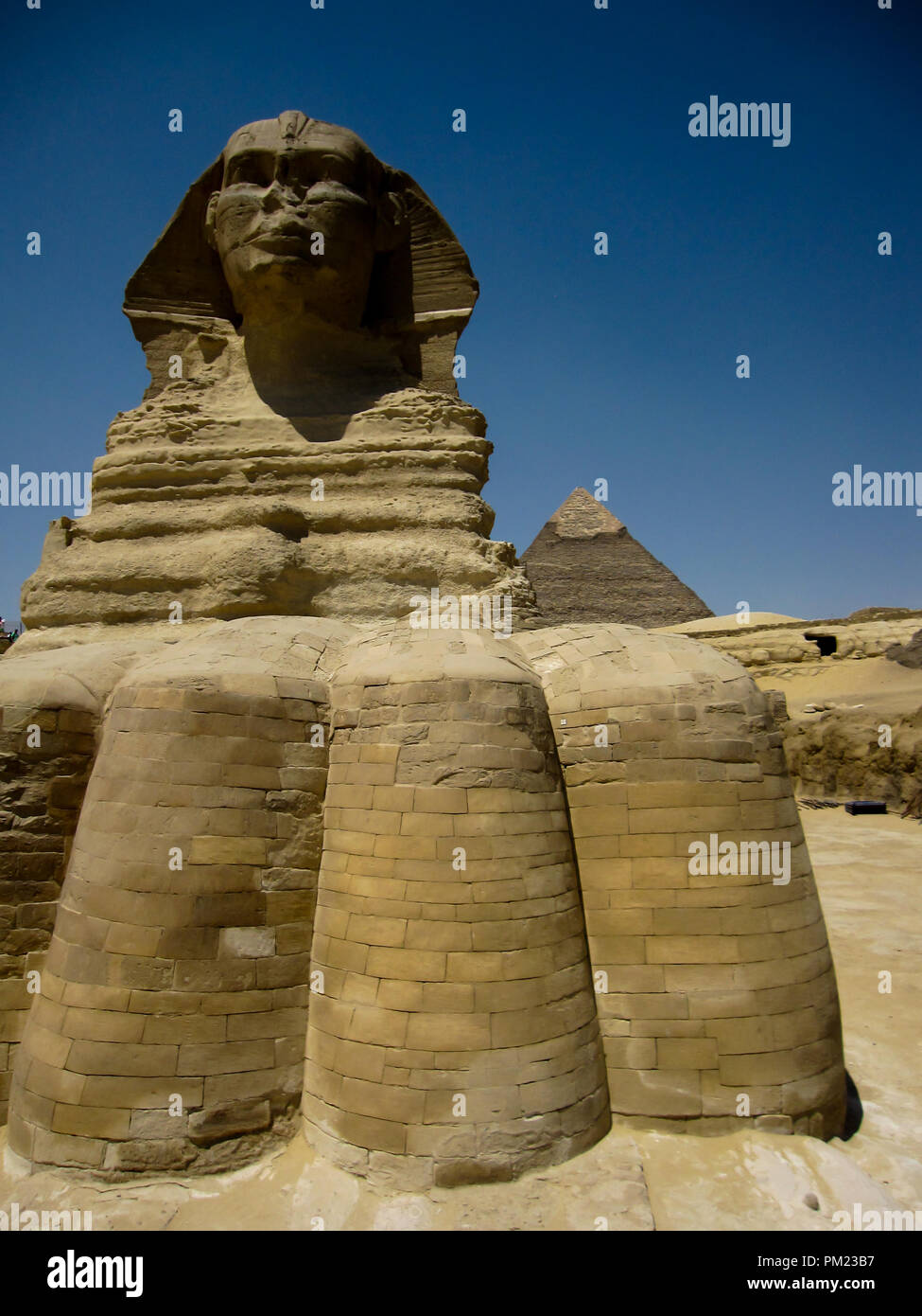 Nahaufnahme Blick auf die Große Sphinx von Gizeh, Ägypten in einem begrenzten Bereich. Dies ist ein wichtiges touristisches Ziel und wichtige archäologische Stätte. Stockfoto