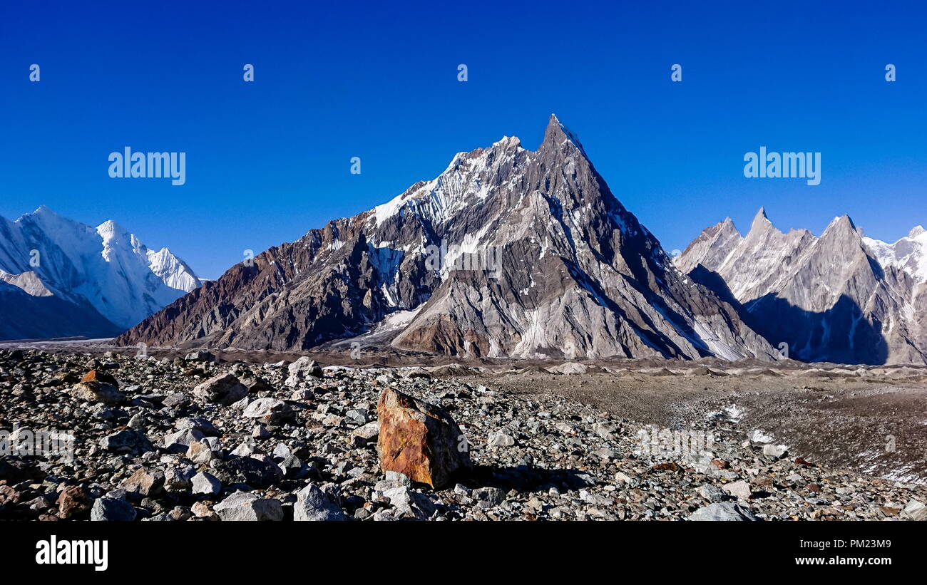 K2 und Karakorum Gipfel Panorama bei Concordia Pakistan. K2 und Broad Peak Gasherbrum IV überragt Baltoro Gletscher. Stockfoto