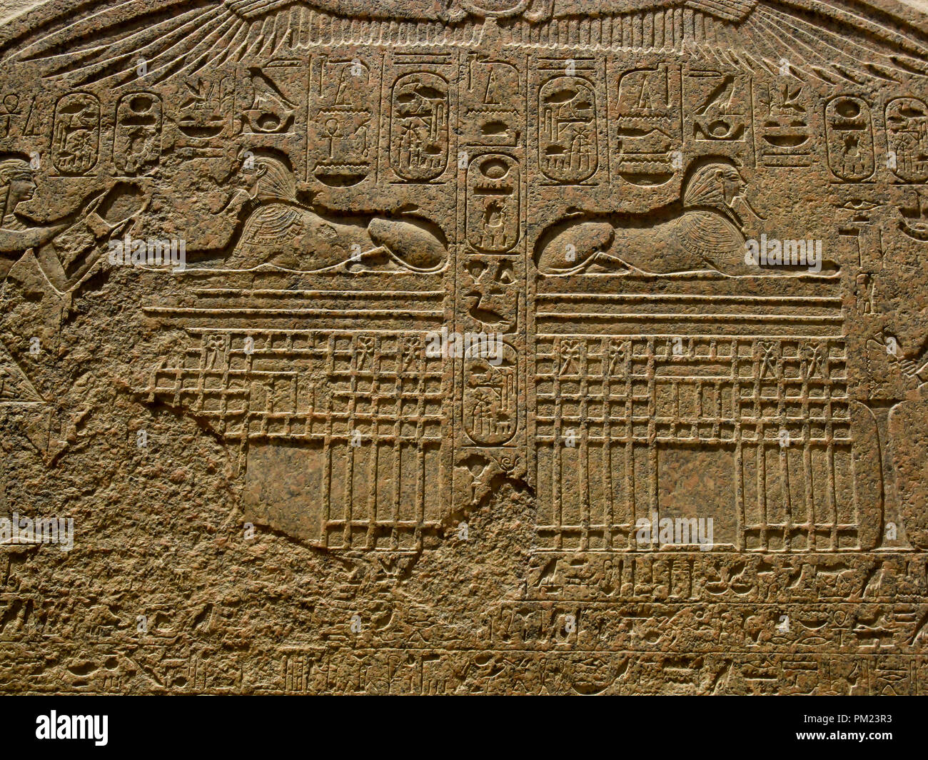Aus der Nähe einen Blick auf die Traum Stele oder Spinx Stele an der Große Sphinx von Gizeh, Ägypten in einem begrenzten Bereich. Stockfoto