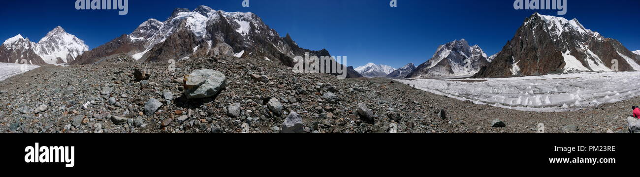 Panoramablick auf K2, Broad Peak und Gasherbrum IV Peak bei Concordia Campingplatz auf der schönen, klaren blauen Himmel. Stockfoto