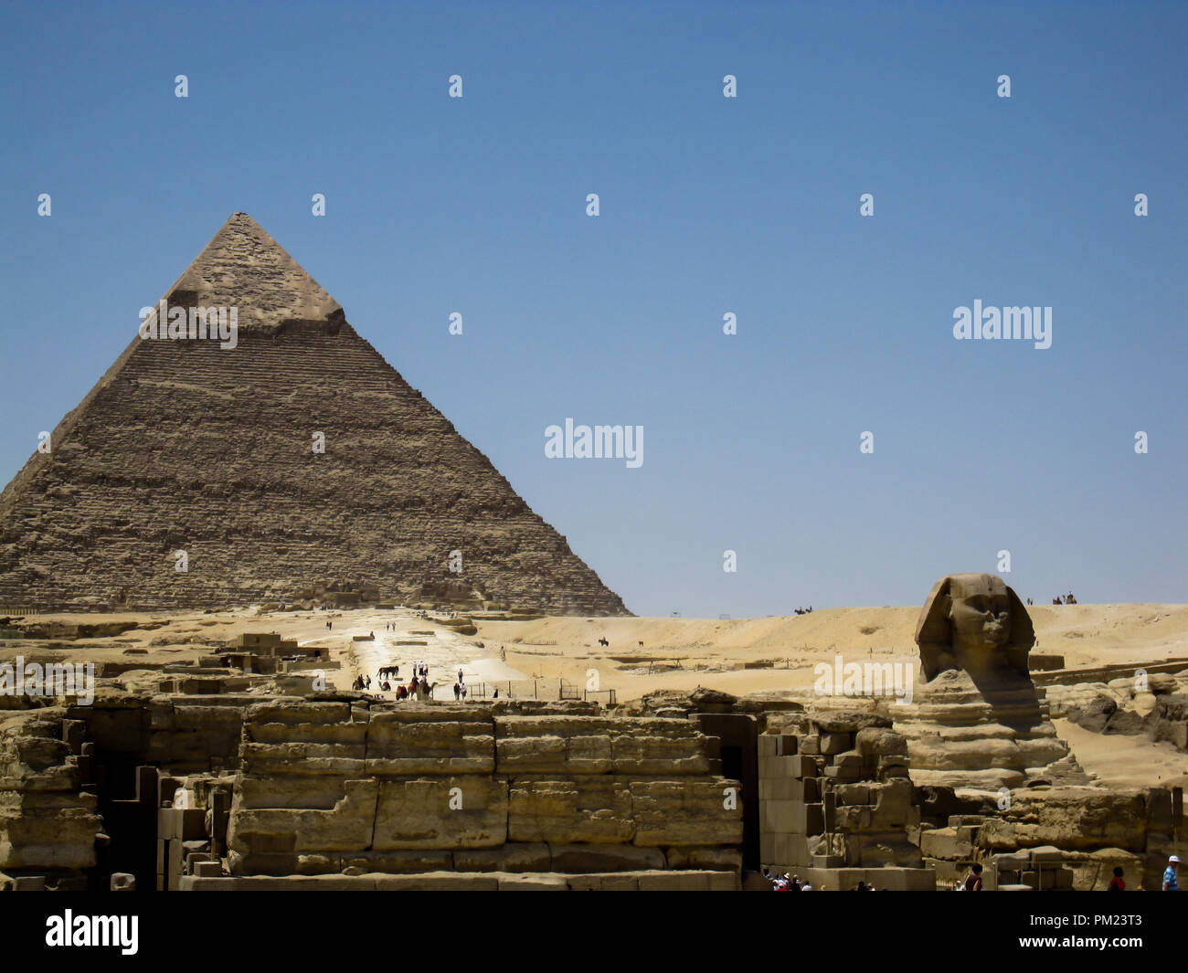 Die Große Pyramide von Gizeh, auch als Khufu oder Cheops, ein wichtiges touristisches Ziel und archäologische Stätte in Gizeh, Ägypten bekannt Stockfoto