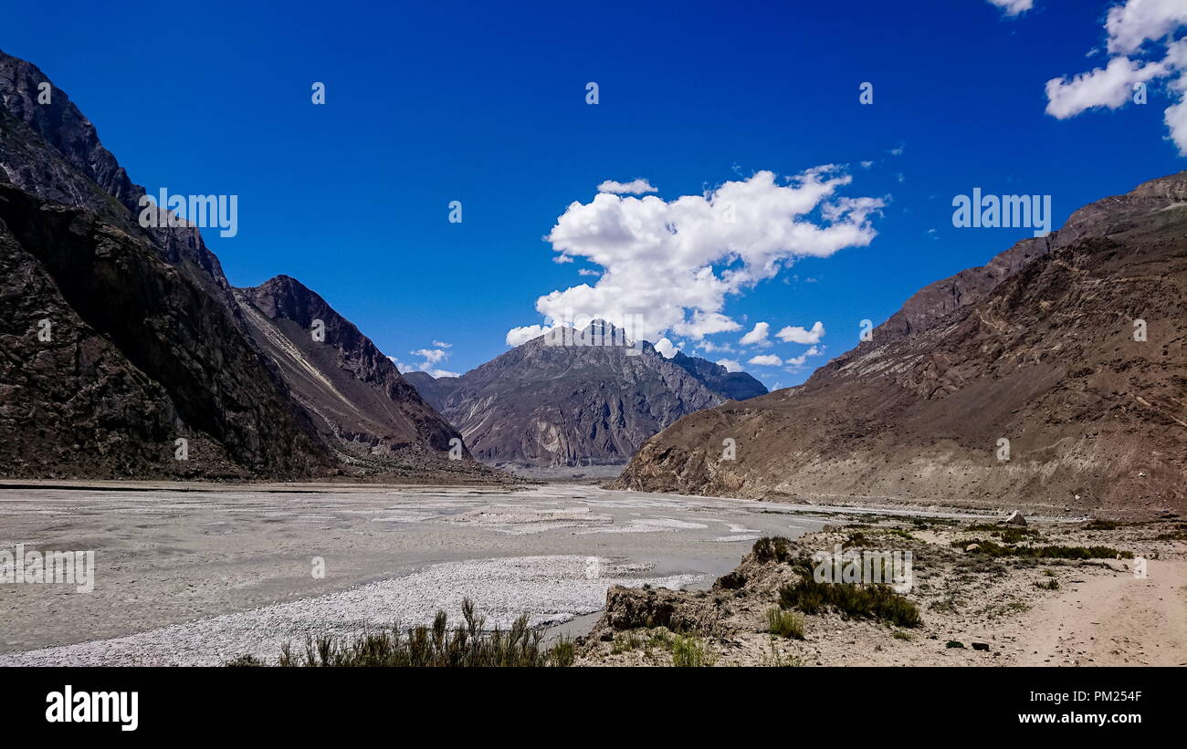 Landschaft von K2 Trekking Trail im Karakorum, Trekking entlang den Braldu Fluss im Karakorum Gebirge im Norden Pakistans Stockfoto