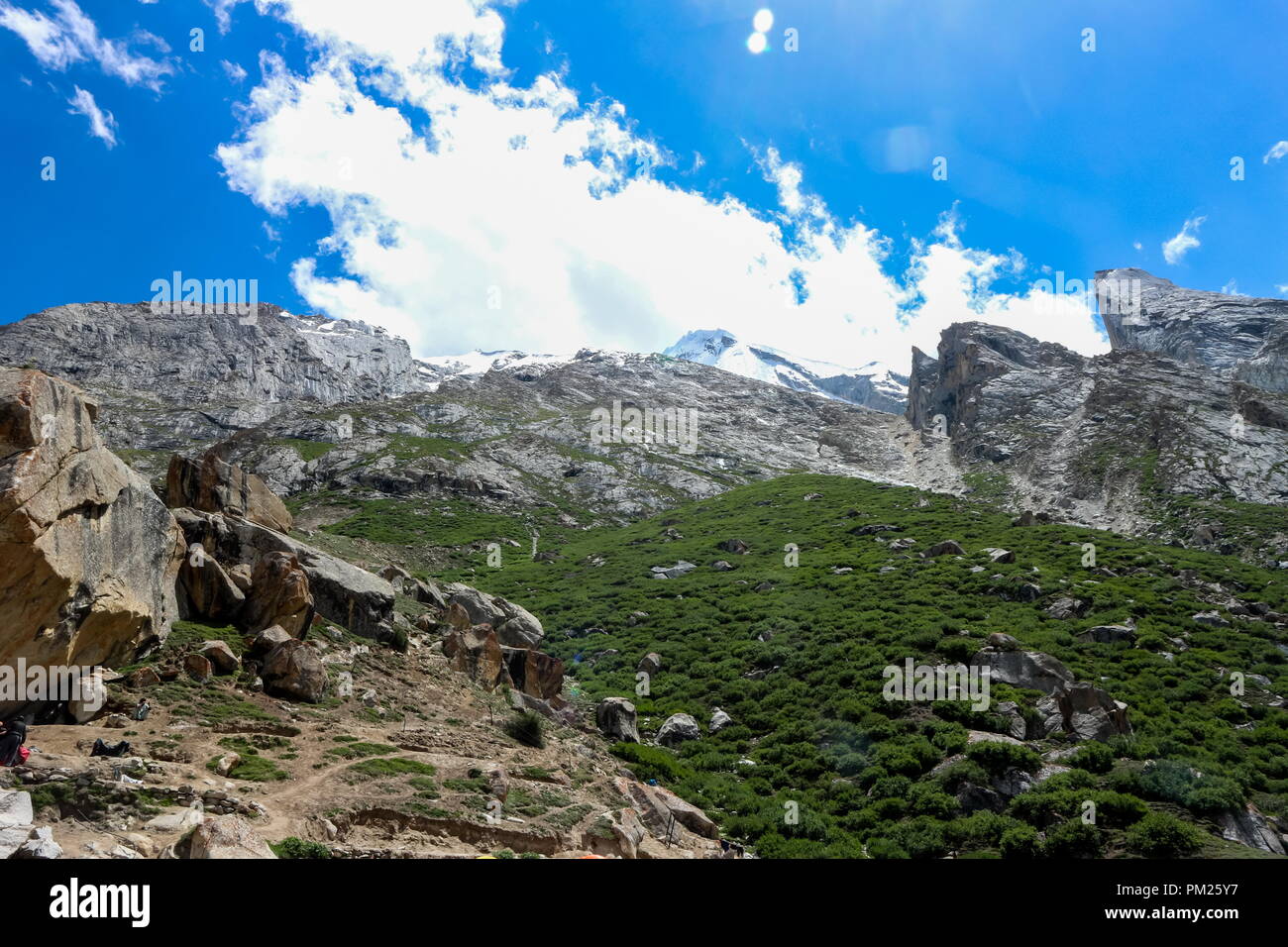 Schöne Landschaft von Laila Gondogoro Peak und Gletscher Karakorum Berg im Sommer, Khuspang Camp, K2 trek, Pakistan. Stockfoto