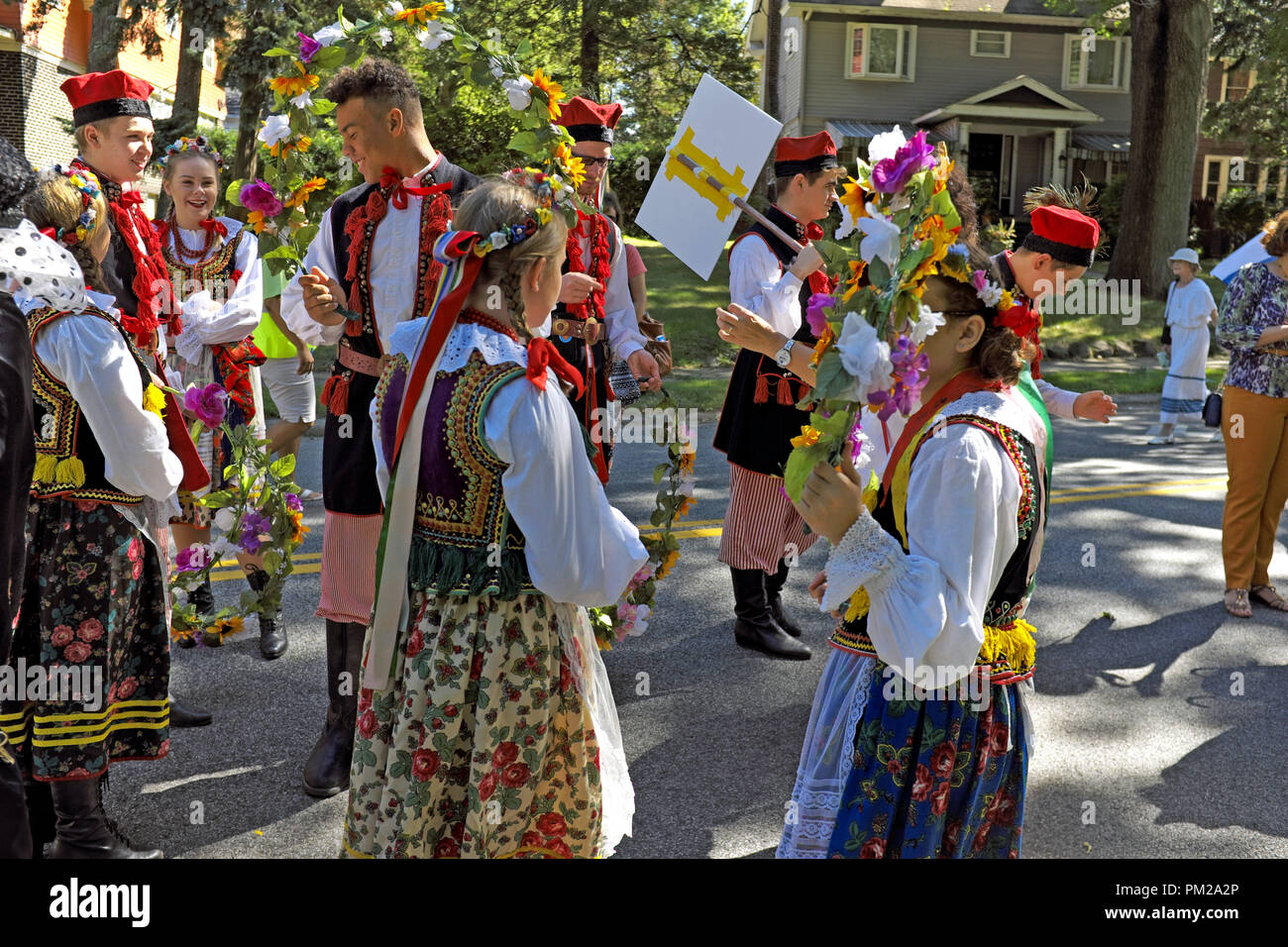 Cleveland, Ohio, USA. 16. September, 2018. Junge polnische Männer und Frauen bereiten sich auf die bevorstehende Teilnahme an der Parade der Fahnen auf dem 73. jährlichen One World Tag Feier in Cleveland, Ohio, USA. In der traditionellen polnischen Kleidung, diese Gruppe ist eines von dutzenden Vorbereitung der Parade durch die Cleveland kulturellen Gärten als Teil eines Ereignisses, dass Zehntausende von Menschen zum Rockefeller Park zieht Vielfalt, Erbe zu feiern und Gemeinschaft. Credit: Mark Kanning/Alamy Leben Nachrichten. Credit: Mark Kanning/Alamy leben Nachrichten Stockfoto