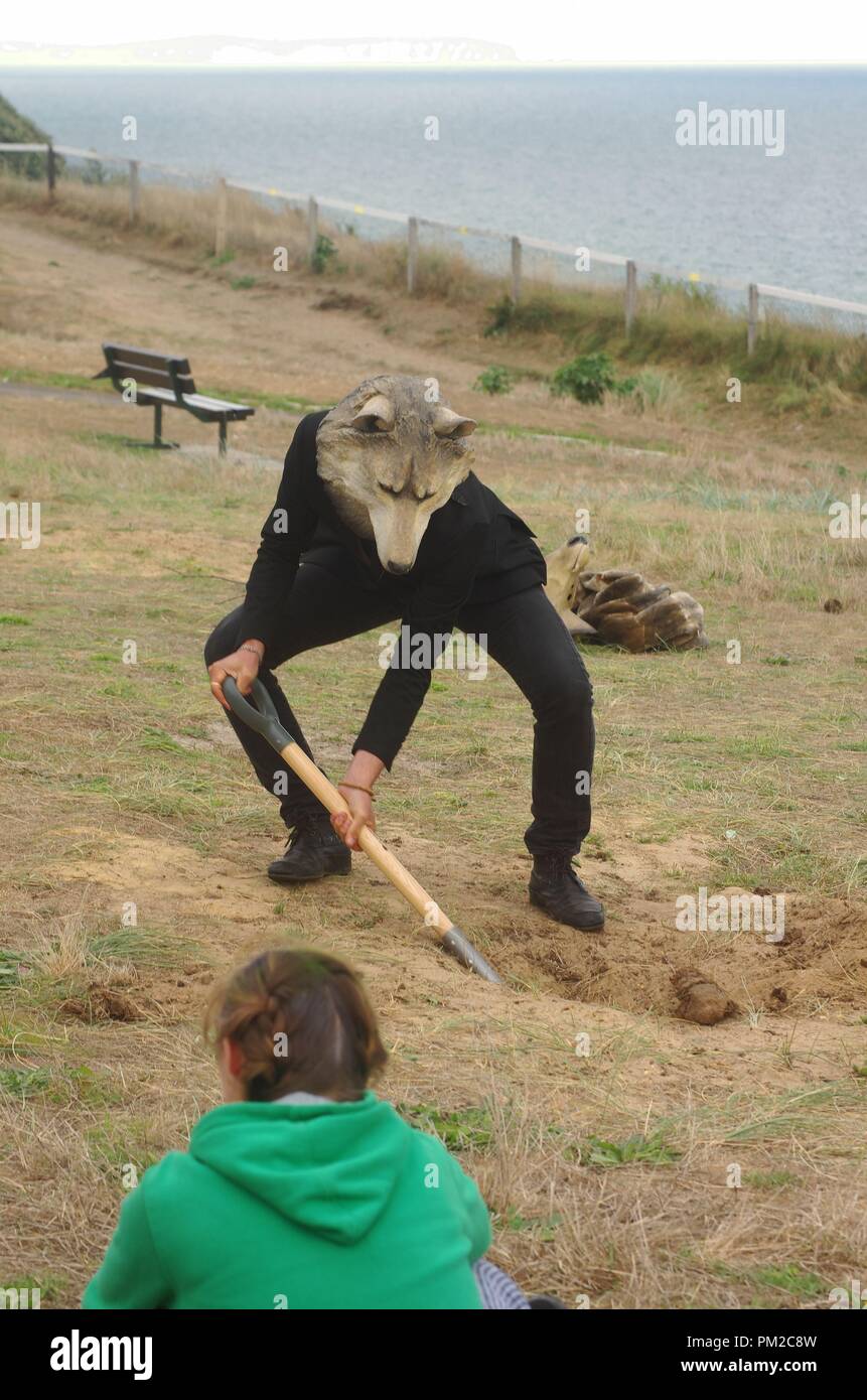 Boscombe, Dorset, Großbritannien. 16 Sep, 2018. Die französische Kunst Gruppe 'Les Souffleurs poétiques Commandos" mit "die Rückkehr des Wolfes nach England' so an diesen Jahren Ereignisse auf, die von Innen heraus Dorset, eine Kunst Veranstaltungen Unternehmen gesetzt werden. Die Veranstaltung in Boscombe Meer wurde in der Sprache, in der die Einwanderer durch bestimmte Abschnitte der drücken Sie beschreiben, markieren. "Animal Helme ' Gestikulieren ein Gedanke der zeitgenössischen Welt. Credit: Haydn Wheeler/Alamy leben Nachrichten Stockfoto