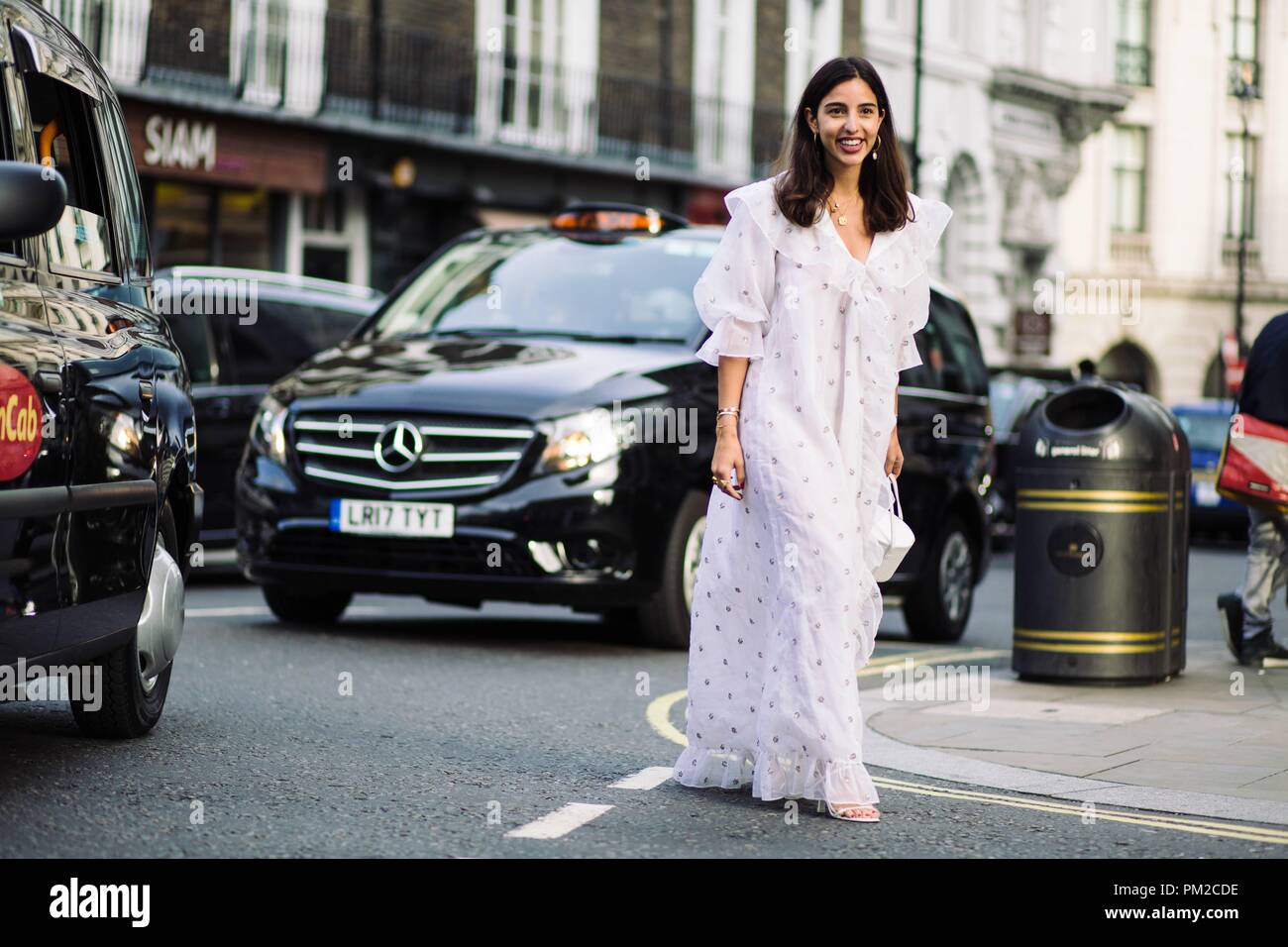 Fashion Editor Bettina Looney posiert vor dem Haus von Holland Landebahn zeigen während der London Fashion Week - Sept. 15, 2018 - Foto: Start- und Landebahn Manhattan*** Nur für redaktionelle Verwendung *** | Verwendung weltweit Stockfoto