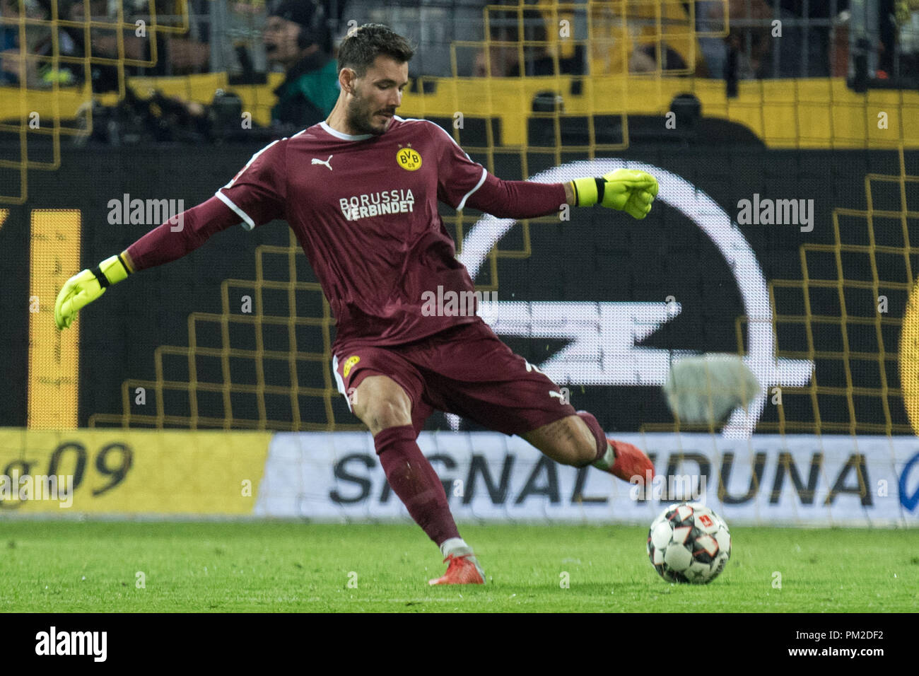 Dortmund, Deutschland. 15 Sep, 2018. Torhüter Roman BUERKI (Bvºrki, DO) mit Kugel, Einzelne mit Kugel, Aktion, vollständige Abbildung, Fußball 1. 1. Fussballbundesliga, 3. Spieltag, Borussia Dortmund (DO) - Eintracht Frankfurt (F) 3:1, am 14.09.2018 in Dortmund/Deutschland. € | Nutzung der weltweiten Kredit: dpa/Alamy leben Nachrichten Stockfoto