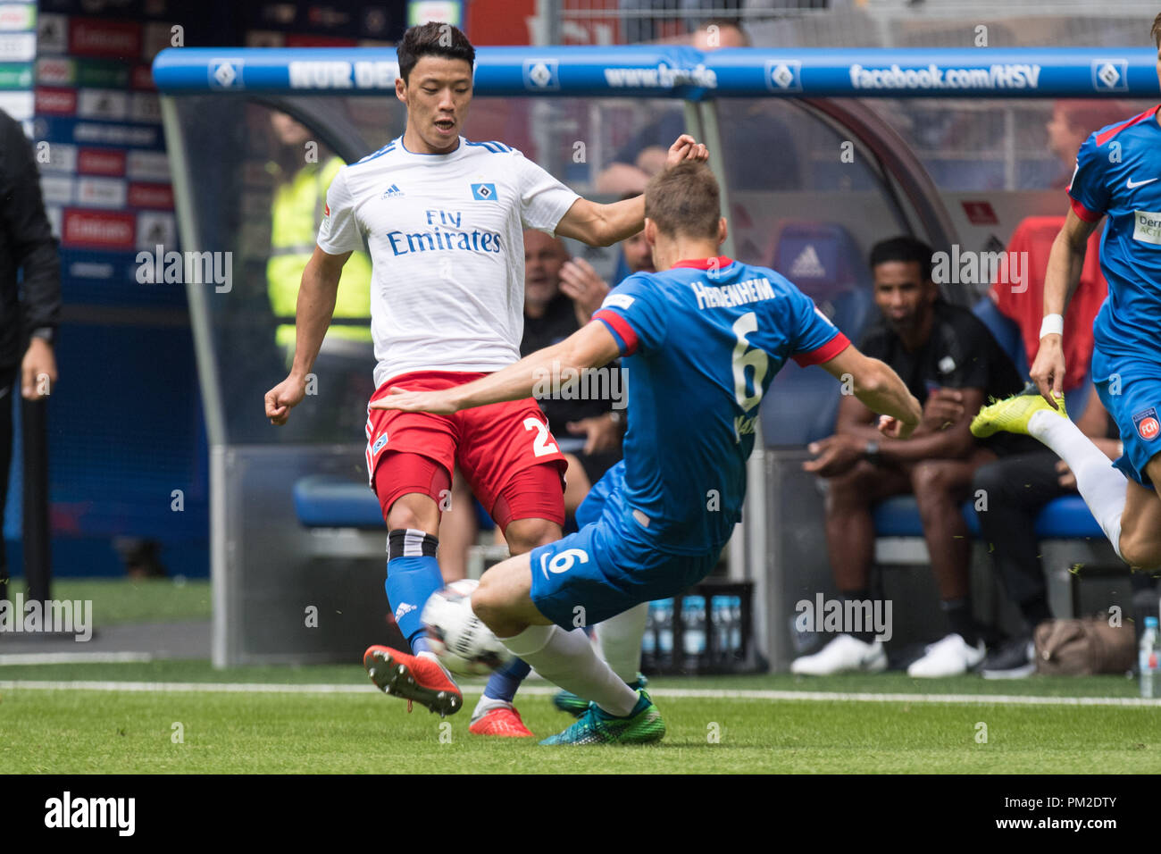 Hamburg, Deutschland. 15 Sep, 2018. Hee Chan Hwang (l., HH) vs Patrick MAINKA (Hdh), Aktion, Duellen, Fußball 2. 1. Fussballbundesliga, 5. Spieltag, Hamburg Hamburg Hamburg (HH) - FC Heidenheim (Hdh) 3:2, am 15.09.2018 in Hamburg/Deutschland. € | Nutzung der weltweiten Kredit: dpa/Alamy leben Nachrichten Stockfoto