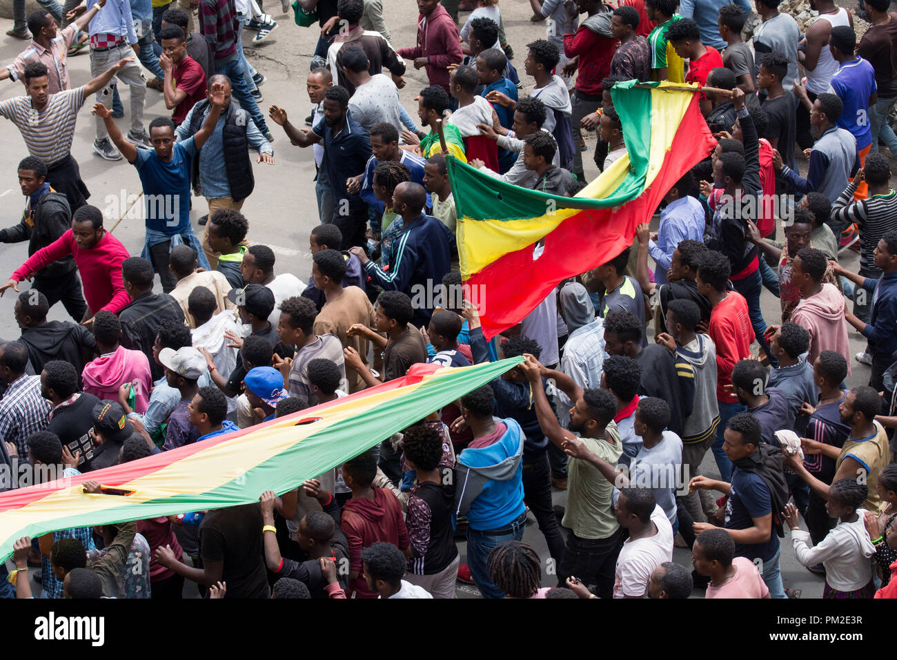 Addis Abeba, Äthiopien. 17.September 2018. Eine große Anzahl von Addis Abeba Bewohner und Jugendliche auf die Straße, der Piassa mit Grün, Gelb und Rot äthiopischen Flagge (ohne Emblem) die jüngsten Unruhen in der Stadt vor und während der Rückkehr der Oromo Liberation Front (OLF) Mitglieder zu protestieren. Quelle: David Kirba/Alamy leben Nachrichten Stockfoto