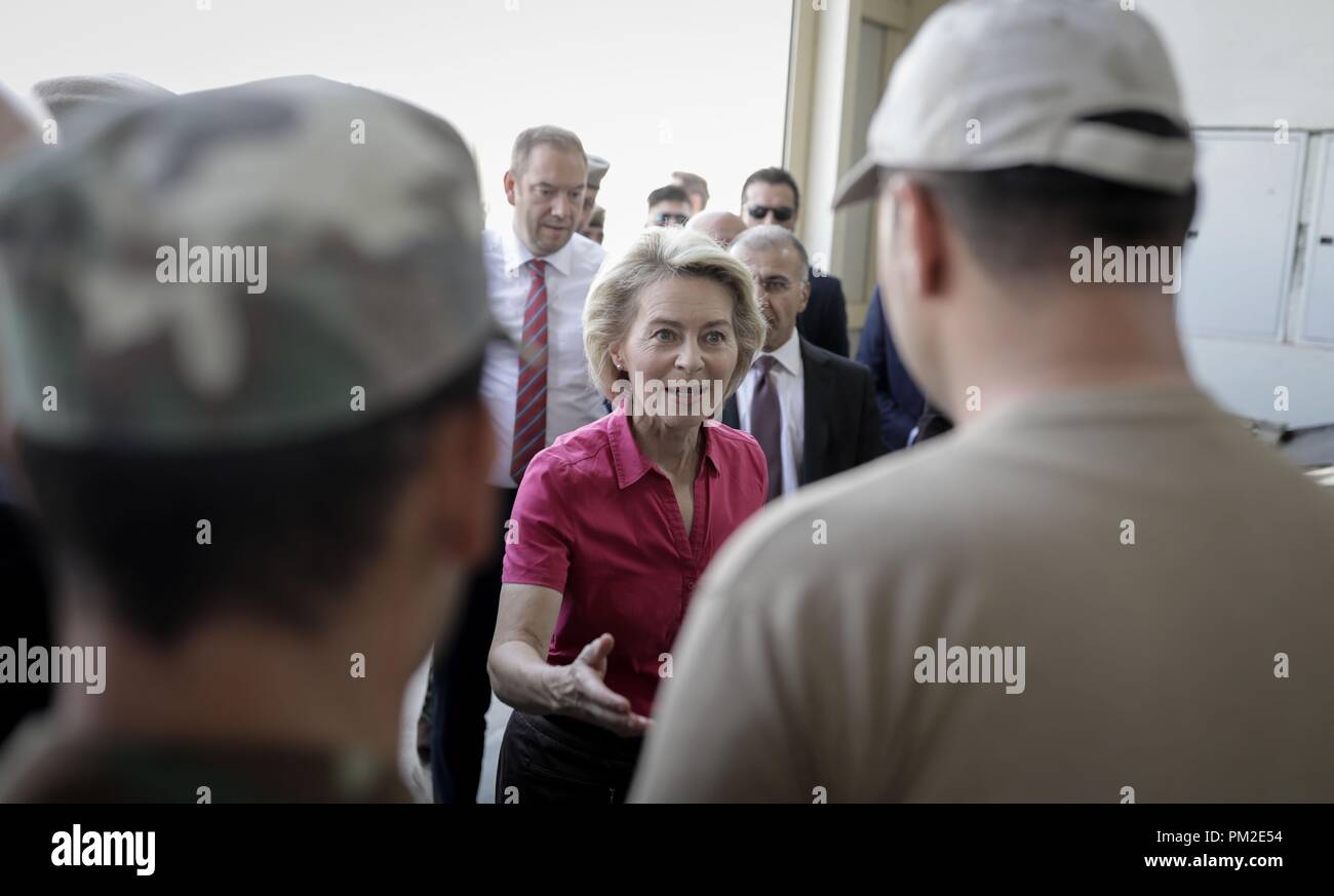 Erbil, Irak. 17 Sep, 2018. Ursula von der Leyen (CDU), Bundesminister der Verteidigung, besucht die Logistik Lager M4 Ausbildung und Lehre Workshop und Vorträge zu Peschmerga Soldaten. Der Minister ist in Irak für politische Gespräche und Besuche in der Bundeswehr. Quelle: dpa Picture alliance/Alamy leben Nachrichten Stockfoto