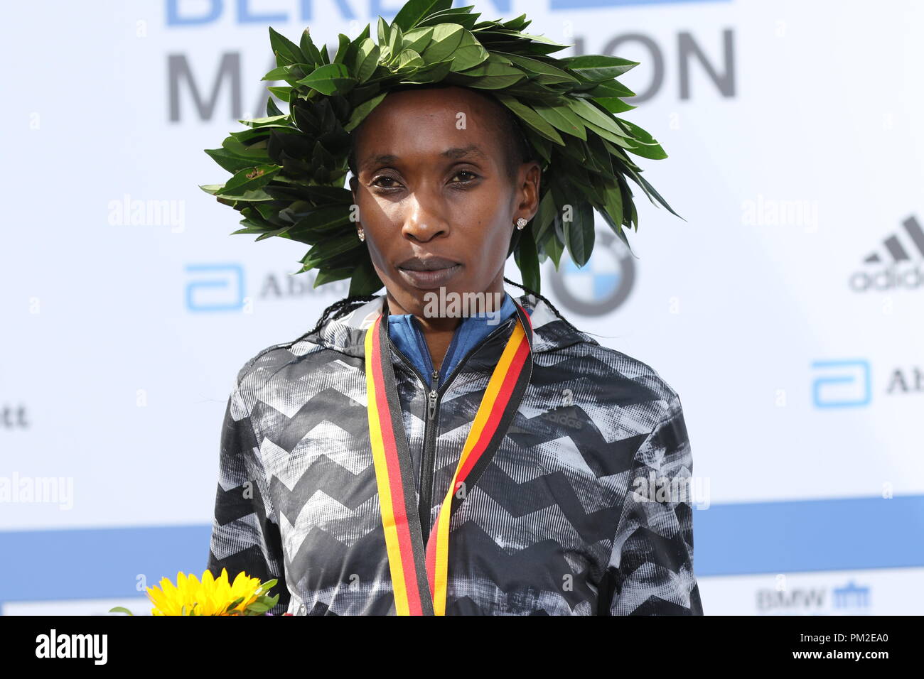 Berlin, Deutschland. 16. Sep 2018. Gladys Cherono bei der Preisverleihung. Gladys Cherono aus Kenia hat den Sieg für die Frauen in Berlin gesichert. Mit 2:18:11 Stunden, kommt sie als schnellste Frau in der 45. BMW Berlin Marathon beenden. Ruti Aga gewinnt zweiten Platz (Frauen) und Tirunesh Dibaba holt dritten Platz (Frauen). Bild: Sao Struck/Alamy leben Nachrichten Stockfoto