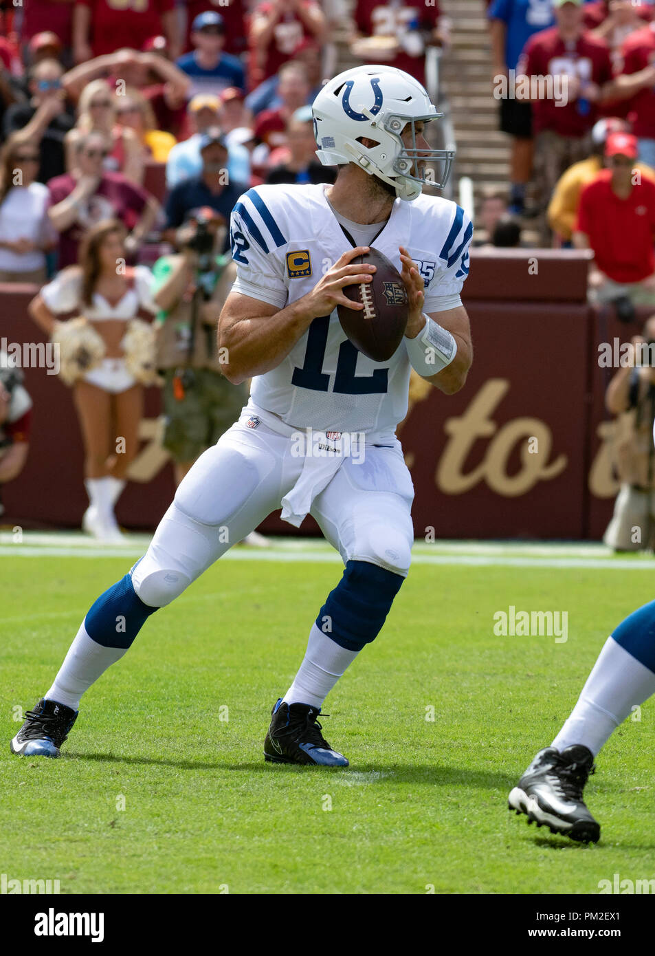 Indianapolis Colts quarterback Andreas Luck (12) sieht für einen Empfänger im frühen ersten Quartal Maßnahmen gegen die Washington Redskins an FedEx Field in Landover, Maryland am Sonntag, den 16. September 2018. Credit: Ron Sachs/CNP/MediaPunch Stockfoto