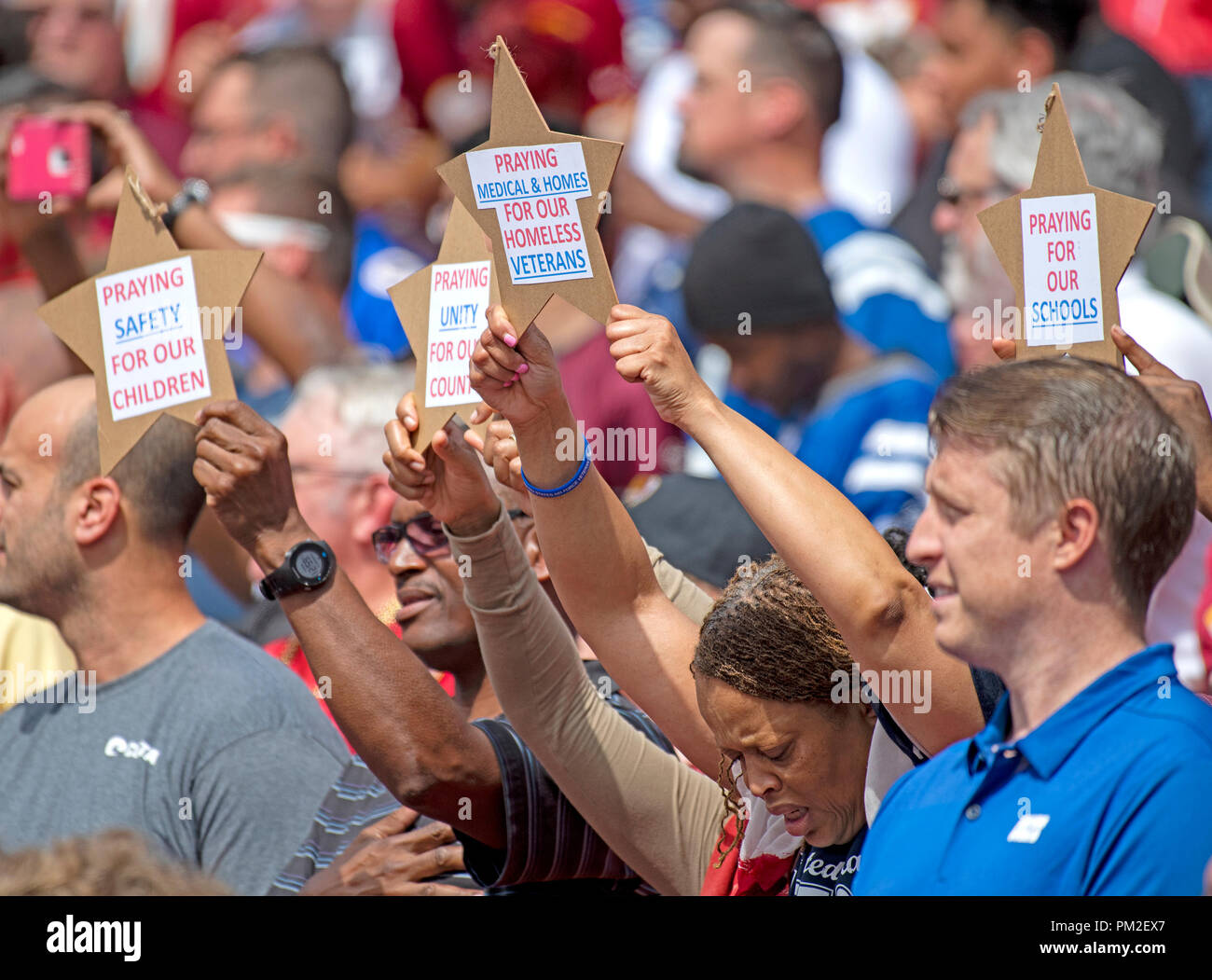 Fans halten das Zeichen als die Nationalhymne vor dem Spiel Lochfraß Indianapolis Colts gegen die Washington Redskins an FedEx Field in Landover, Maryland am Sonntag, den 16. September 2018 gespielt. Credit: Ron Sachs/CNP/MediaPunch Stockfoto