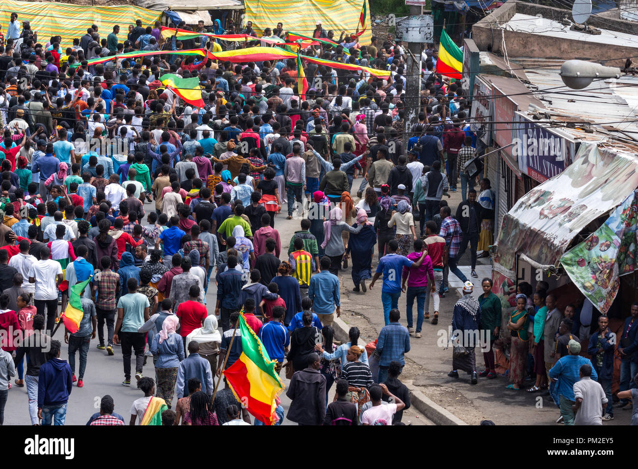 Addis Abeba, Äthiopien. 17.September 2018. Eine große Anzahl von Addis Abeba Bewohner und Jugendliche auf die Straße, der Piassa mit Grün, Gelb und Rot äthiopischen Flagge (ohne Emblem) die jüngsten Unruhen in der Stadt vor und während der Rückkehr der Oromo Liberation Front (OLF) Mitglieder zu protestieren. Quelle: David Kirba/Alamy leben Nachrichten Stockfoto