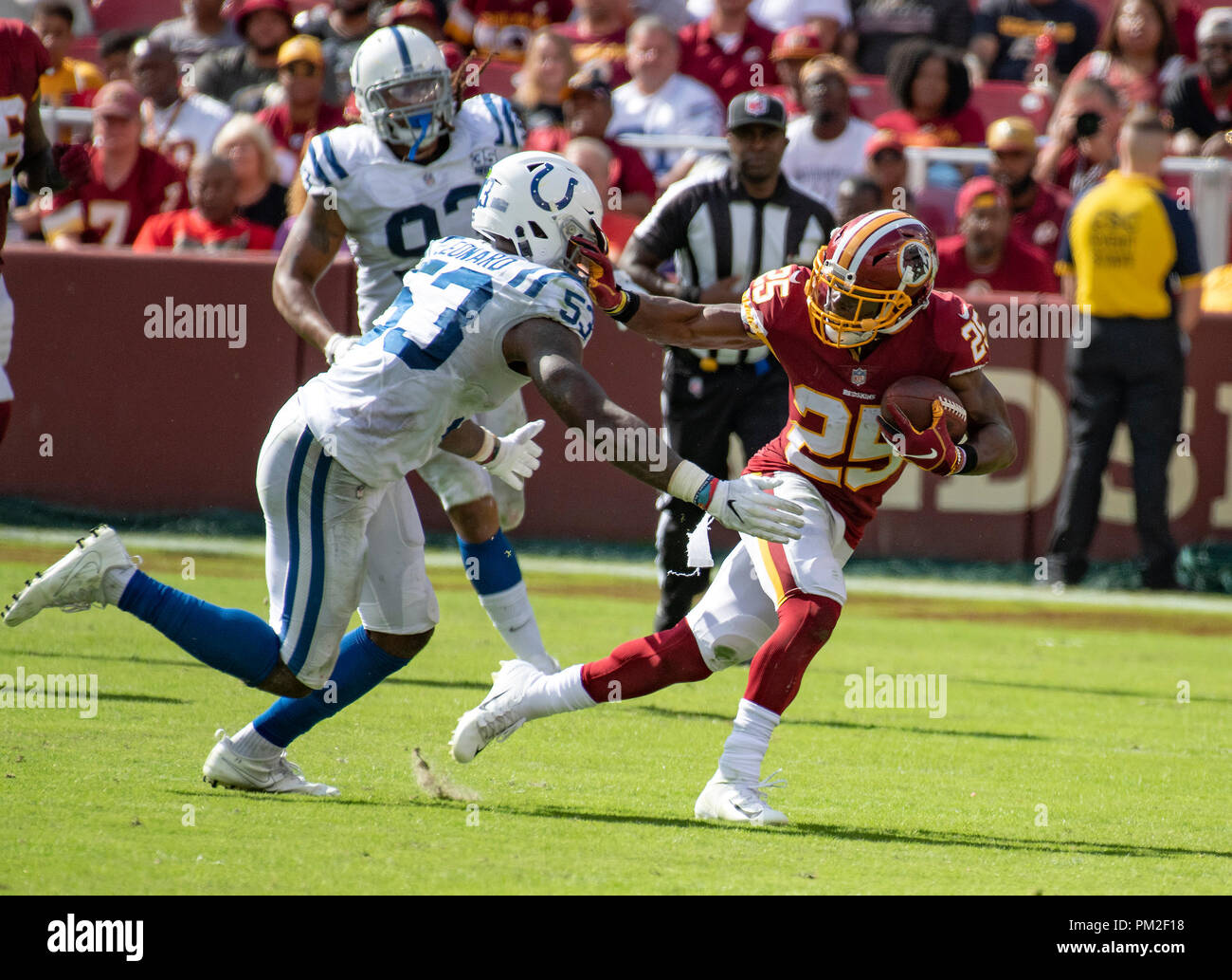 Washington Redskins zurück läuft, Chris Thompson (25) versucht, eine Verbindung zu einem Angriff von Indianapolis Colts linebacker Darius Leonard (53) spät im vierten Quartal das Spiel bei FedEx Field in Landover, Maryland am Sonntag, den 16. September 2018 entziehen. Die Colts gewannen das Spiel 21 - 9. Credit: Ron Sachs/CNP/MediaPunch Stockfoto