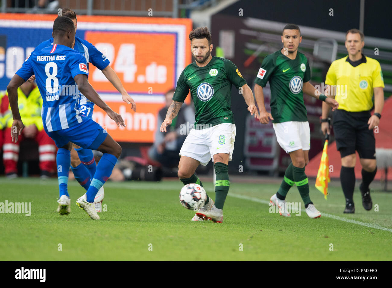 Fußball: Bundesliga, VfL Wolfsburg - Hertha BSC, 3. Spieltag in der Volkswagen Arena. Wolfsburg Renato Steffen (M) spielt gegen die Berliner Salomon Kalou (l). Foto: Swen Pfortner/dpa - WICHTIGER HINWEIS: In Übereinstimmung mit den Anforderungen der DFL Deutsche Fußball Liga und der DFB Deutscher Fußball-Bund es im Stadion und/verboten ist oder durch das Spiel Fotos in Form von Bildern und/oder Videos - wie Foto Galerien wiederverwertet oder recycelt werden. | Verwendung weltweit Stockfoto