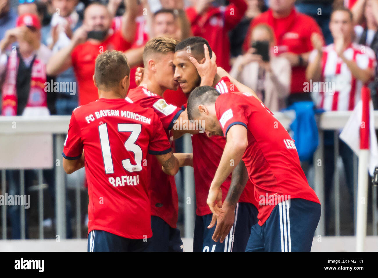 München, Deutschland. 15 Sep, 2018. 15.09.2018, Allianz Arena, München, GER, 1. FBL, FC Bayern München Vs. Bayer 04 Leverkusen DFL Jubel nach dem Ziel zu 1-1 durch Corentin Tolisso (FCB #24) und Rafinha (FCB #13) Joshua Kimmich (FCB #32) Robert Lewandowski (FCB #9) Foto © nordphoto/Straubmeier | Verwendung der weltweiten Kredit: dpa/Alamy leben Nachrichten Stockfoto