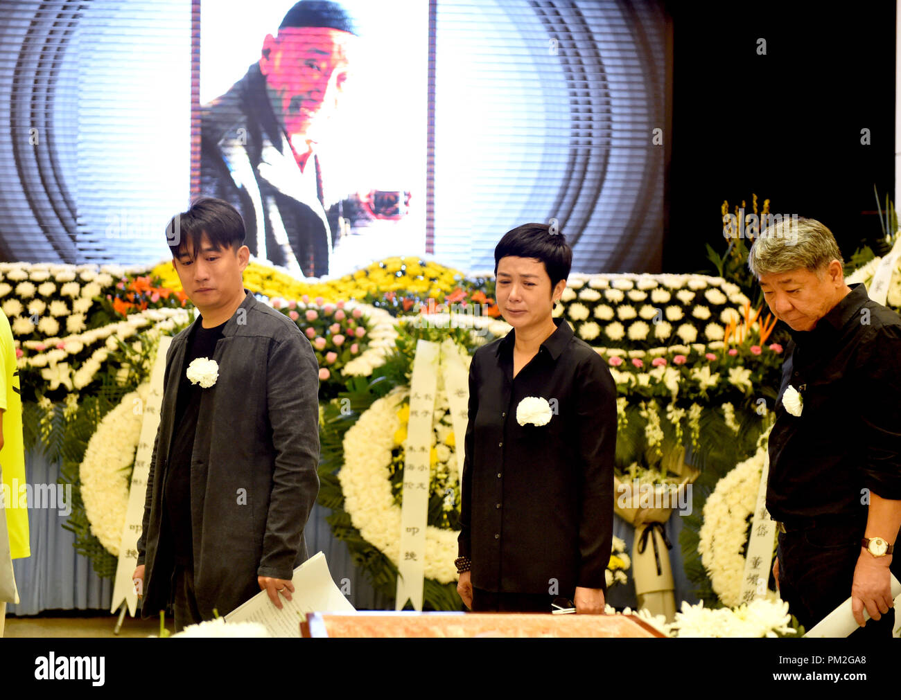 Peking, China. 17 Sep, 2018. Schauspieler Huang Lei (1 L) und Schauspielerin Jiang Wenli (2. L) nehmen an der Abschiedszeremonie der darstellenden Künstler Zhu Xu (1930-2018) an der Babaoshan Beerdigungsinstitut in Peking, der Hauptstadt von China, Sept. 17, 2018. Credit: xiaoguang Luo/Xinhua/Alamy leben Nachrichten Stockfoto