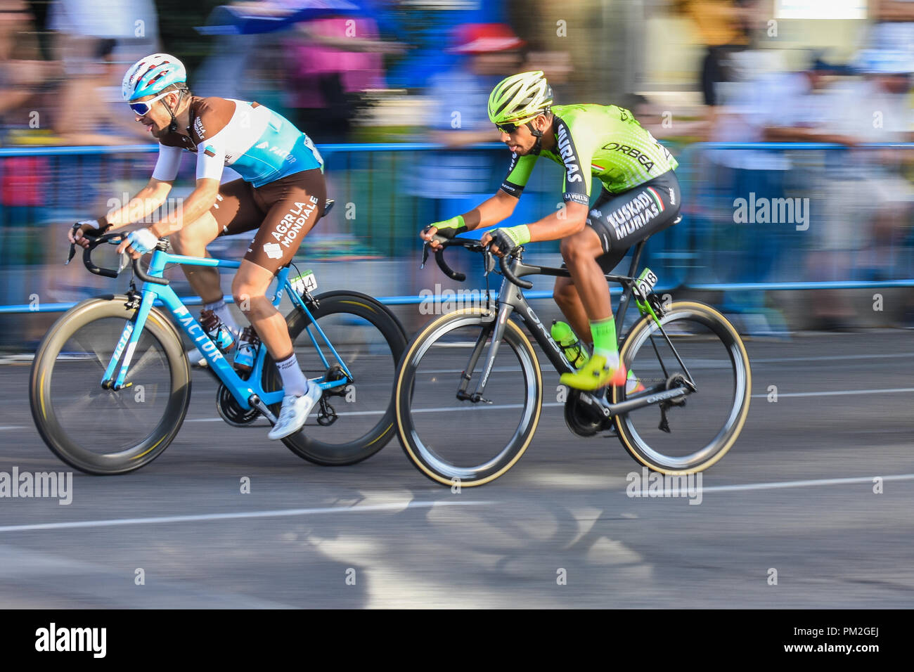 Madrid, Spanien. 13. September 2018. La Vuelta 2018. Stufe 21. Tony Gallopin (FRA) N. 14 Team AG2R La Mondiale und Hector Saez Benito (ESP) N. 218 Team Baskenland Baskenland - Murias Pedro Ros Sogorb/Alamy Live News Credit: Pedro Ros/Alamy leben Nachrichten Stockfoto