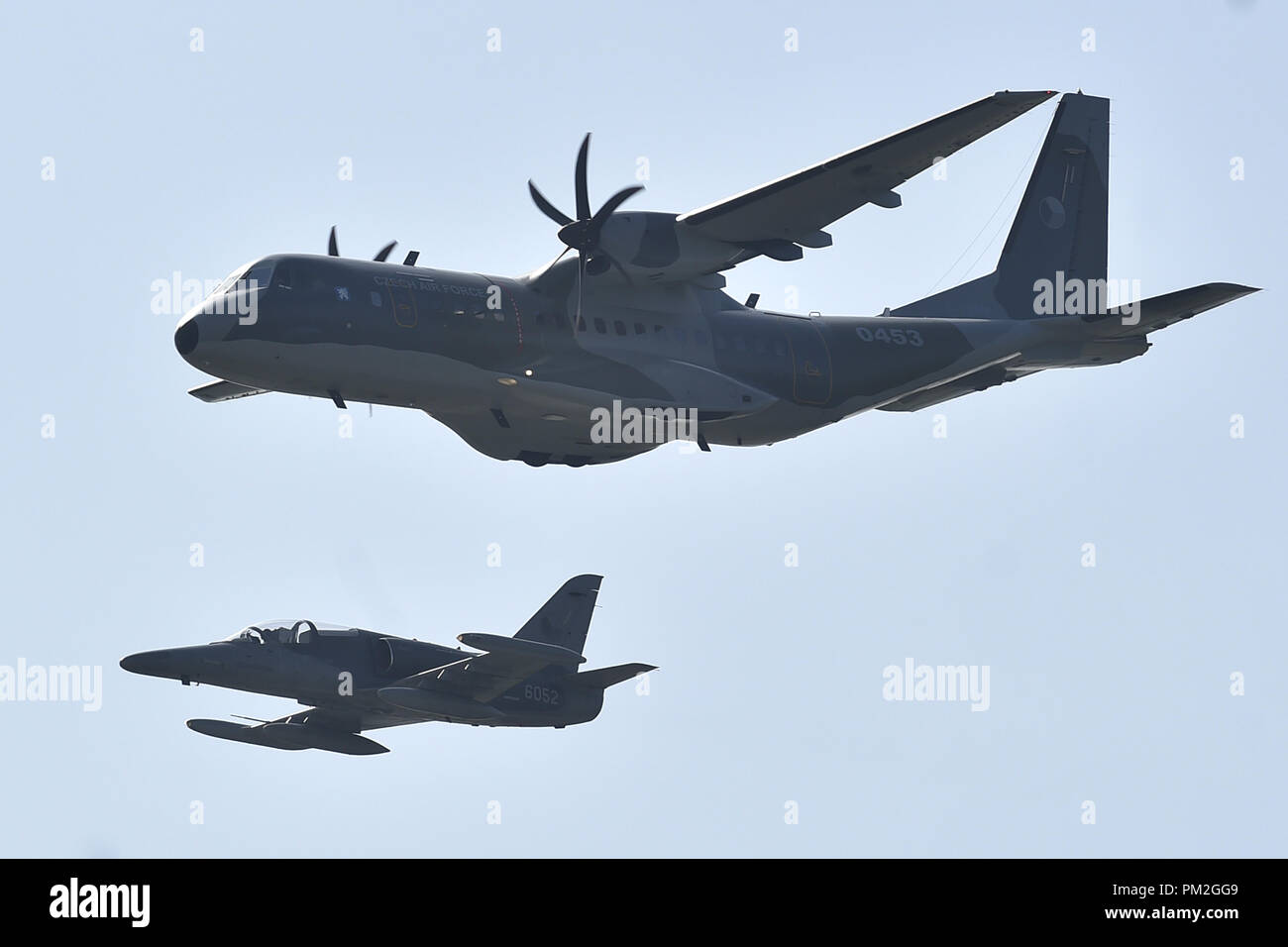 Taktisches Transportflugzeug CASA C-295 M, oben und Aero L-159 ALCA (Advanced Light Combat Aircraft) öffnen Sie den NATO-Tage und der Tschechischen Luftwaffe Tage in Mosnov Airport, Ostrava, Tschechische Republik, 15. September 2018. (CTK Photo/Jaroslav Ozana) Stockfoto