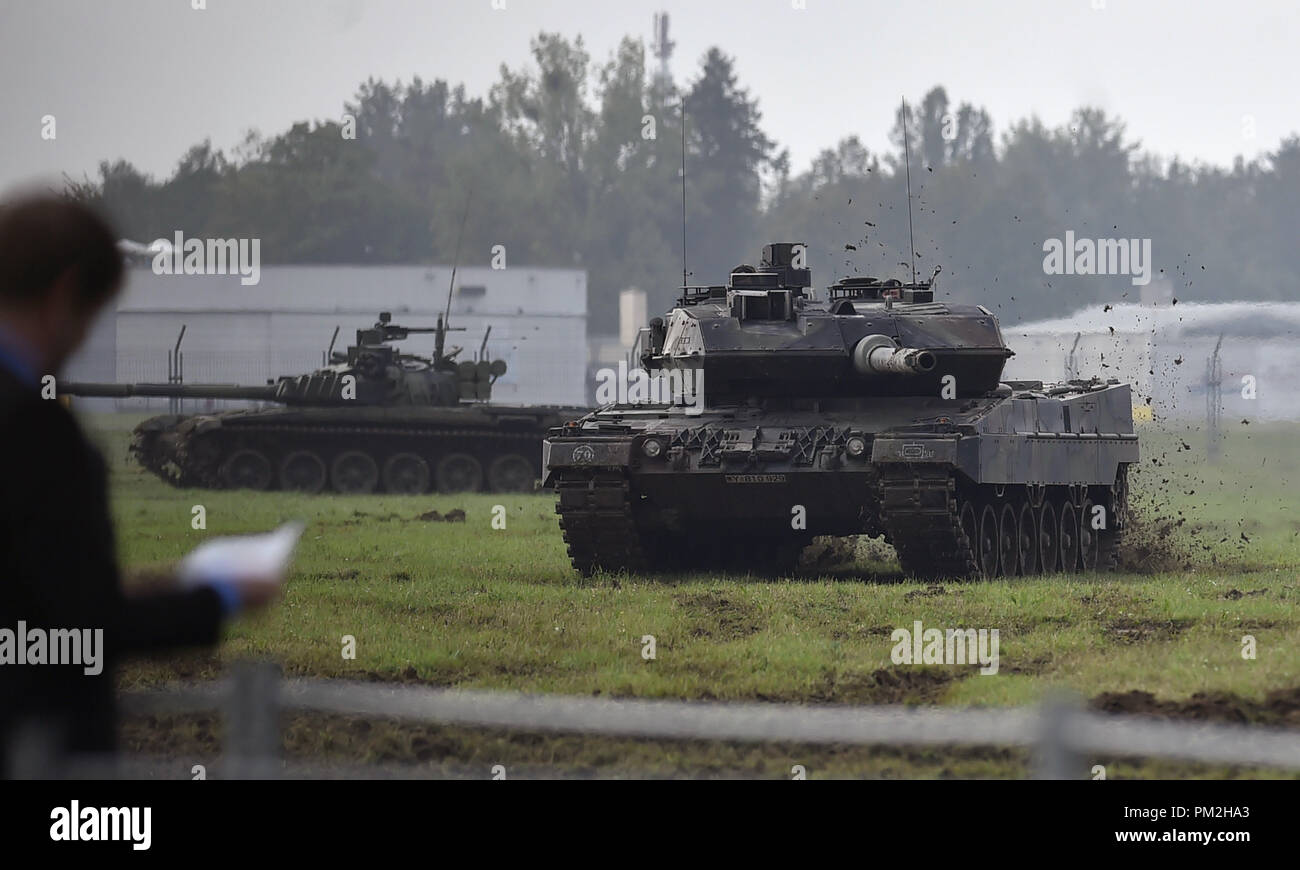 Die Tschechische tank T-72 M4 CZ, Links, und deutscher Panzer Leopard 2 wurden während der NATO-Tage und der Tschechischen Luftwaffe Tage in Mosnov Airport, Ostrava, Tschechische Republik, 15. September 2018 vorgestellt. (CTK Photo/Jaroslav Ozana) Stockfoto