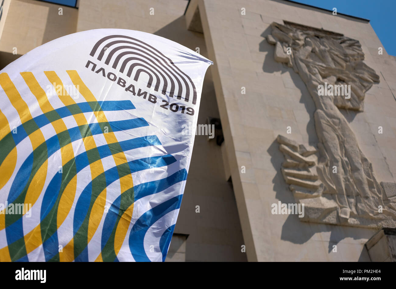 14. September 2018, Bulgarien, Plowdiw: 12.09.2018, Plovdiv, Bulgarien: Eine Fahne mit dem Logo der Kulturhauptstadt 2019 unter dem Motto 'Gemeinsam' vor einer Entlastung bei der Post. Plovdiv ist die älteste ständig bewohnte Stadt in Europa und eine der ältesten der Welt. Foto: Jens Kalaene/dpa-Zentralbild/ZB Stockfoto